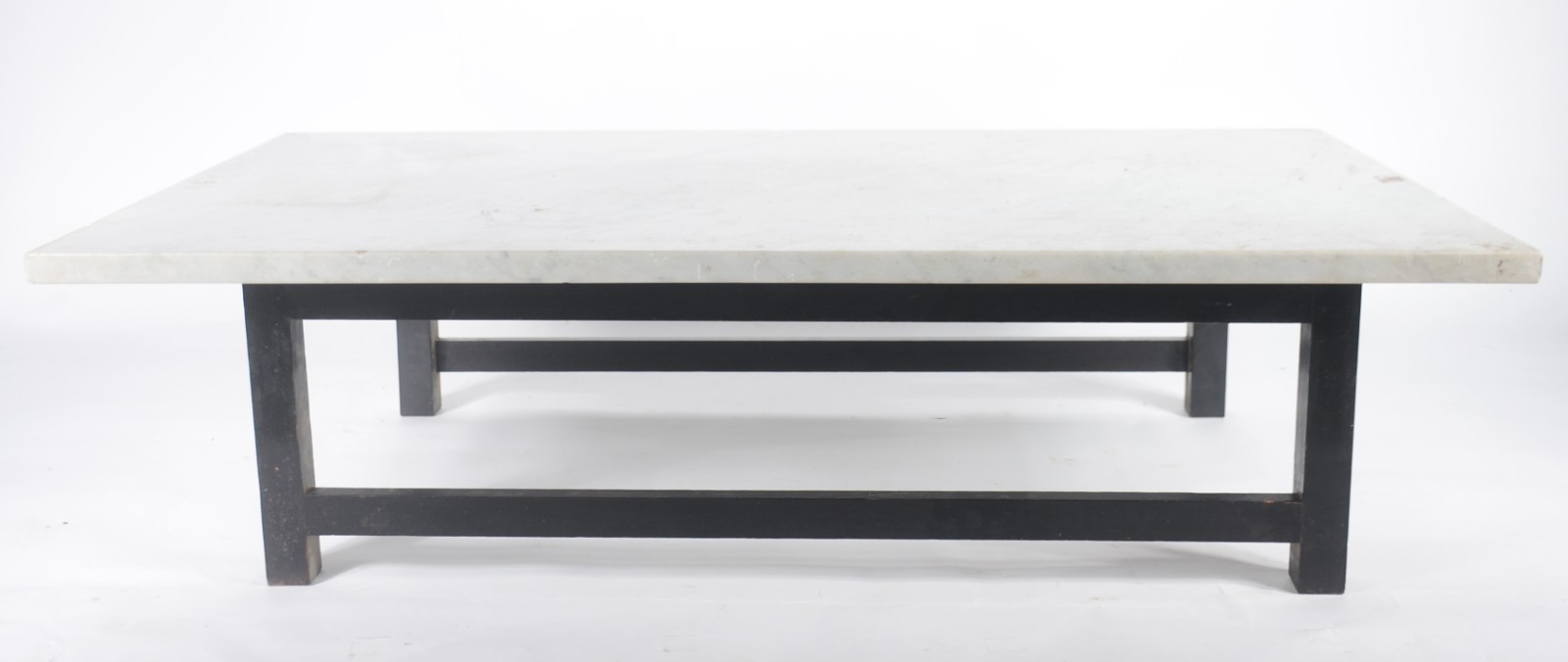 Mesa de centro de madeira pintada de preto, tampo de mármore. Mínimos... - foto 2 de 8
