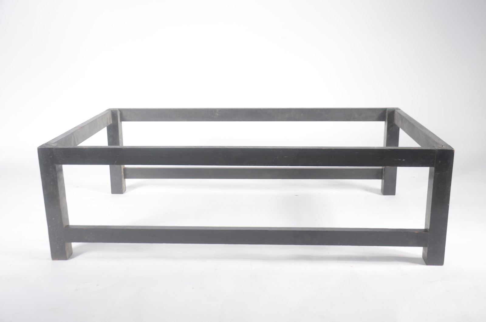 Mesa de centro de madeira pintada de preto, tampo de mármore. Mínimos... - foto 4 de 8