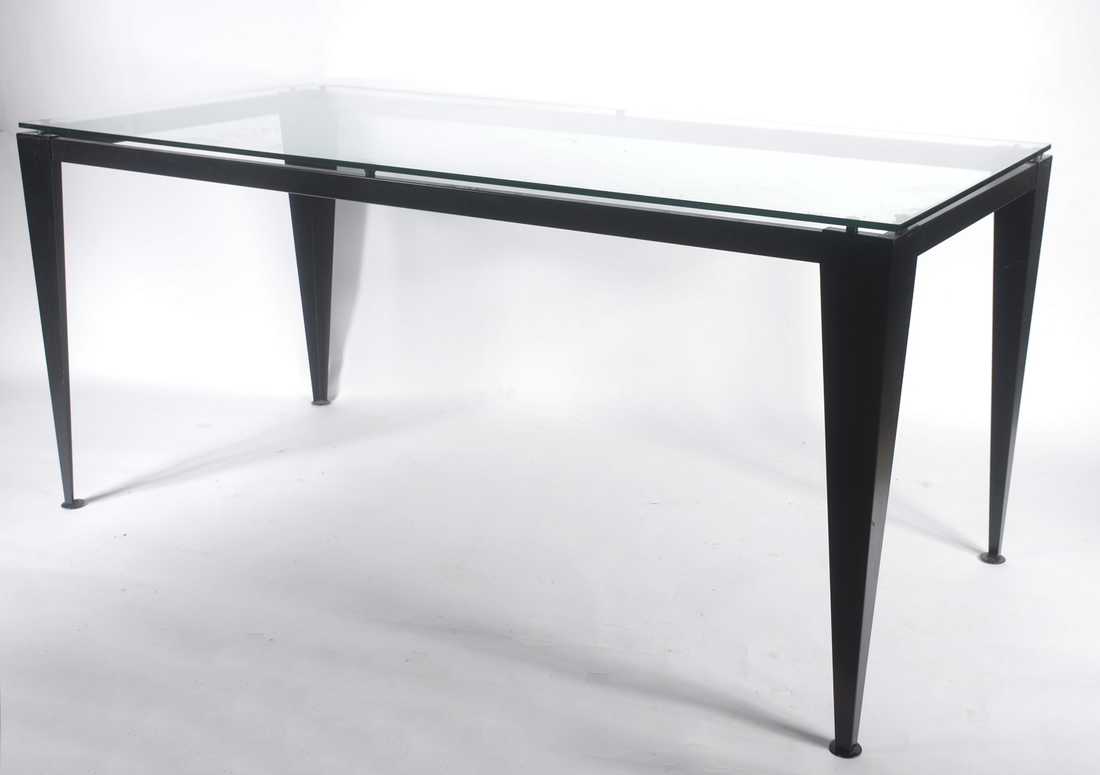Mesa auxiliar moderna com base de metal preto e tampo feitio... - foto 1 de 8