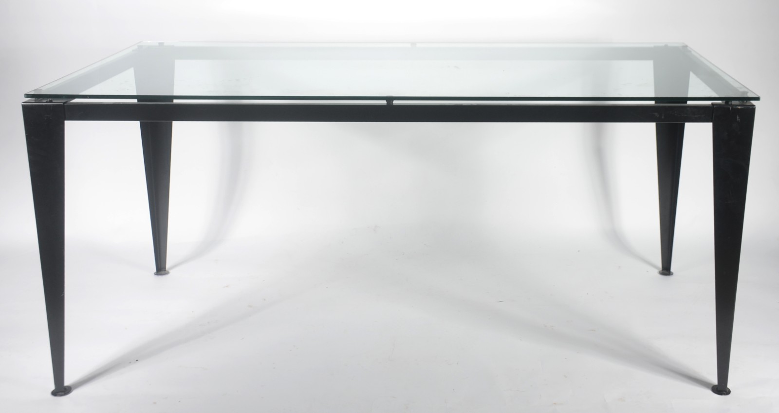 Mesa auxiliar moderna com base de metal preto e tampo feitio... - foto 2 de 8