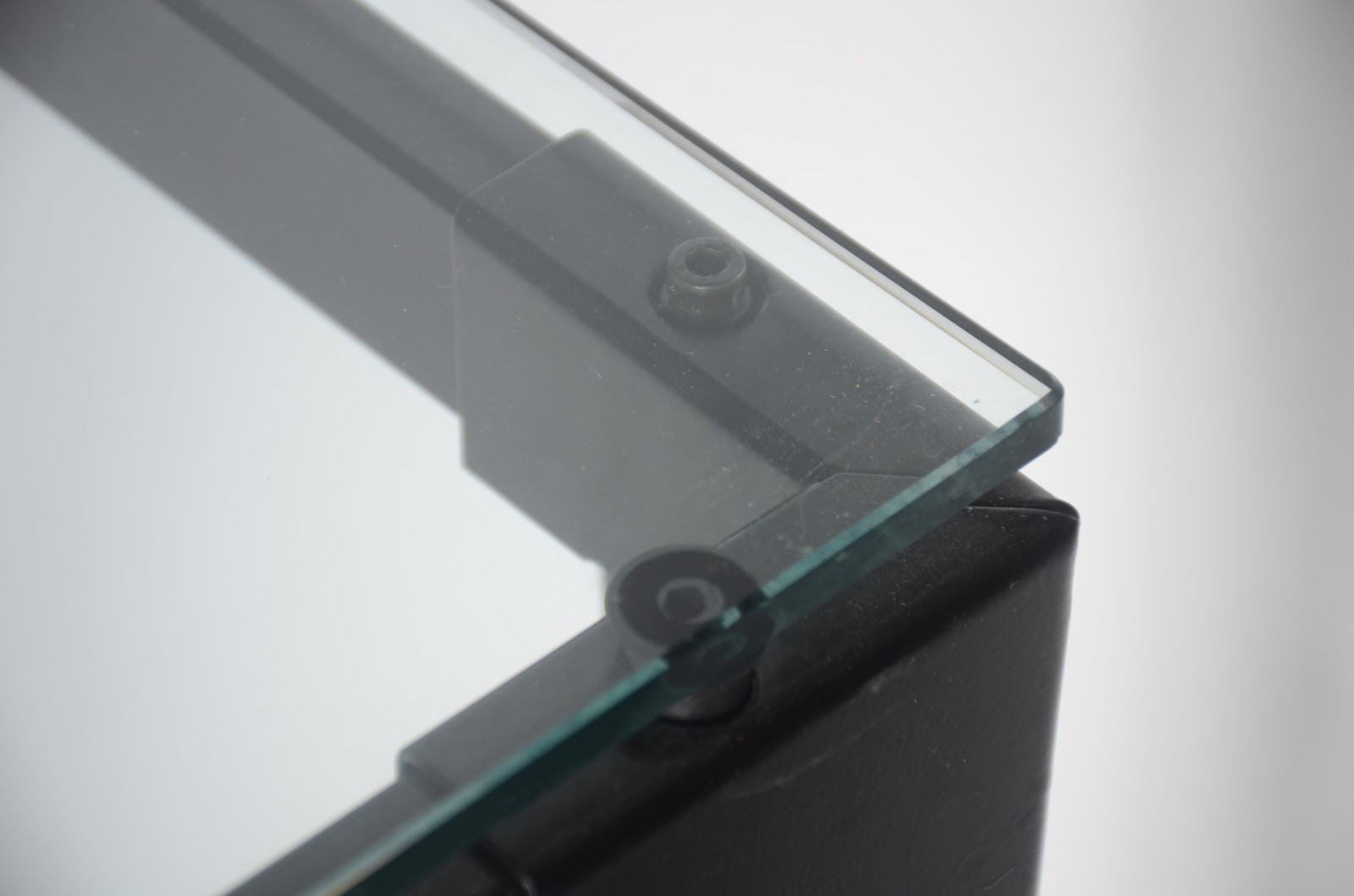 Mesa auxiliar moderna com base de metal preto e tampo feitio... - foto 4 de 8