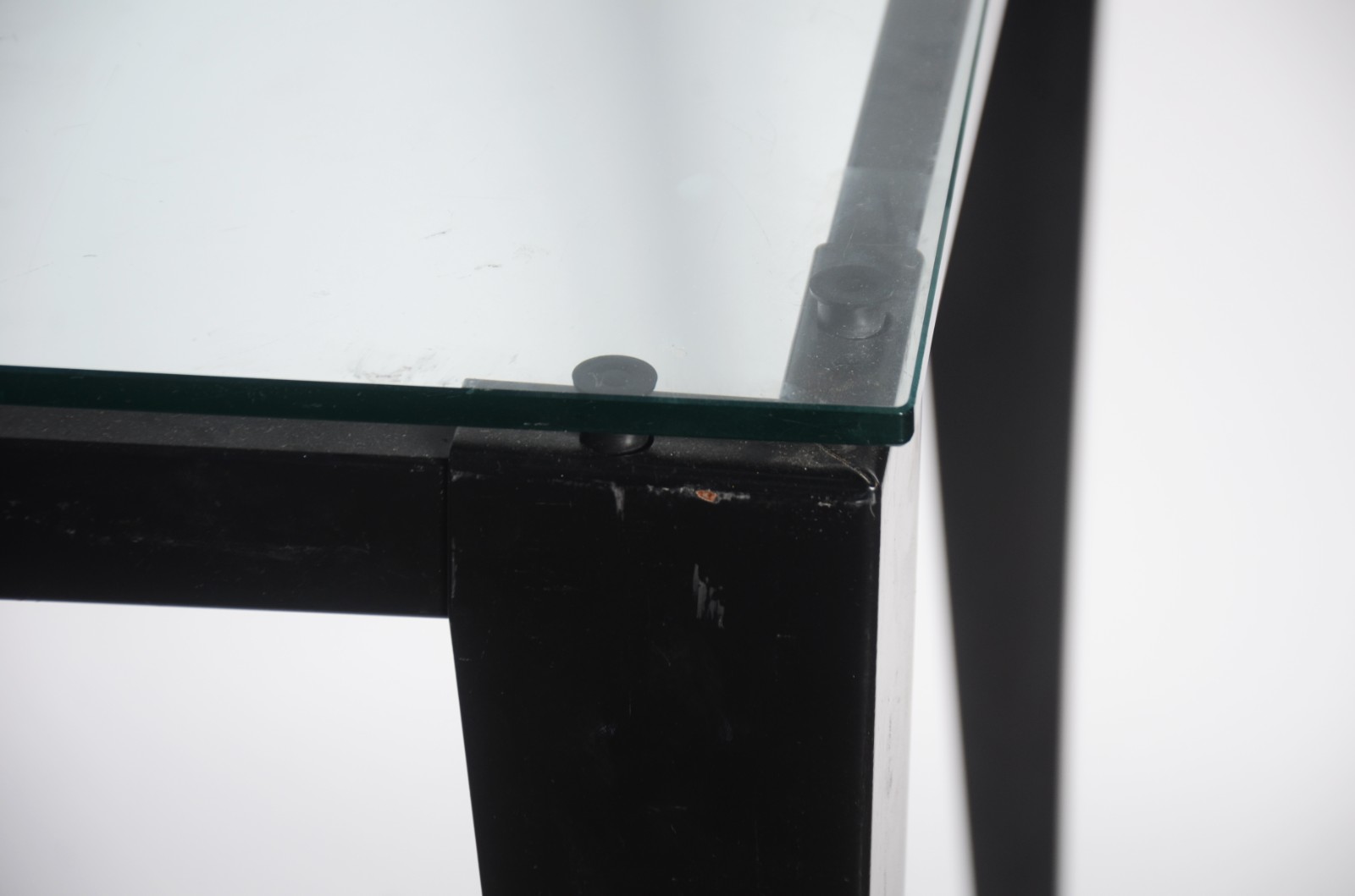 Mesa auxiliar moderna com base de metal preto e tampo feitio... - foto 5 de 8