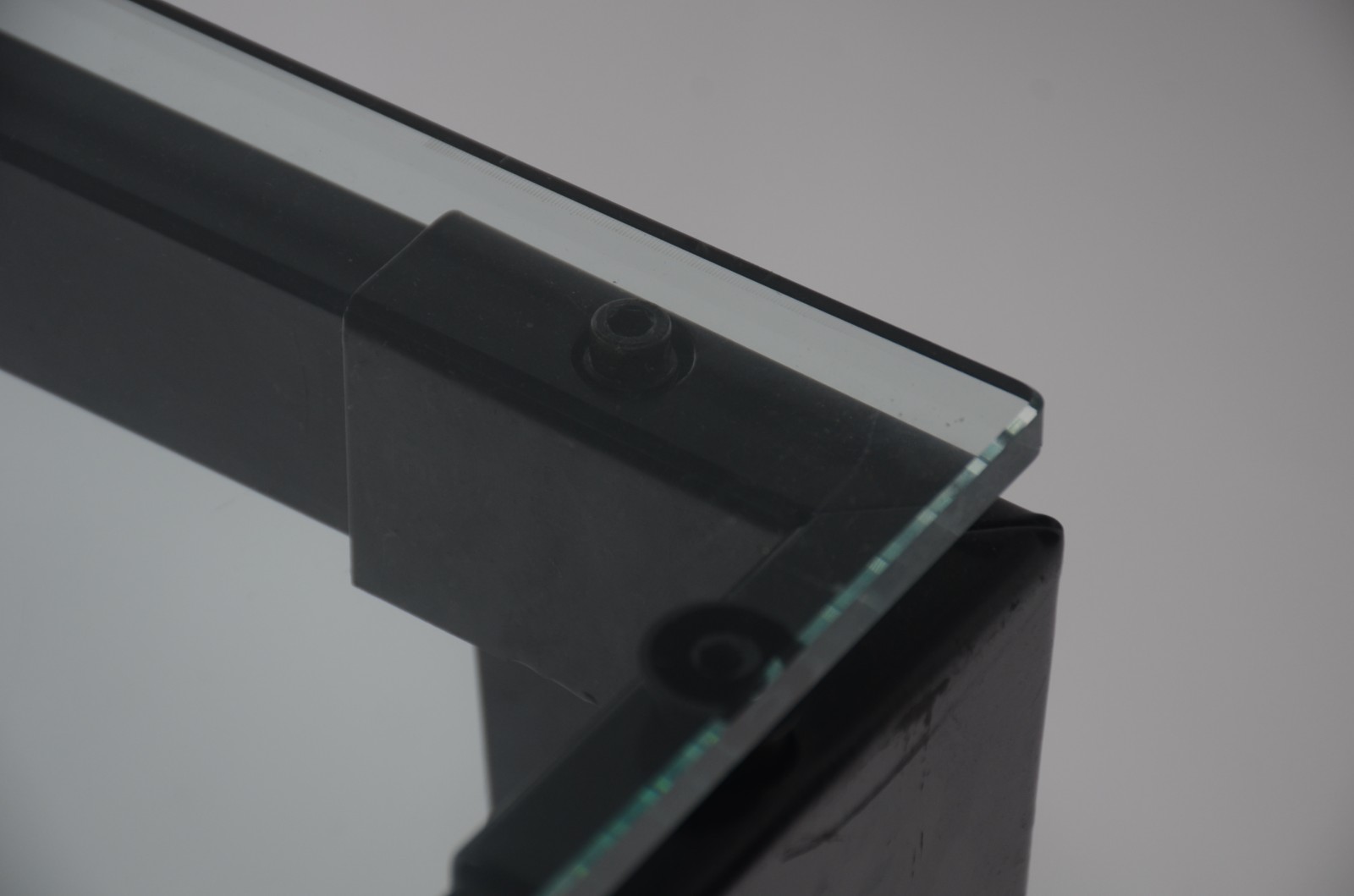Mesa auxiliar moderna com base de metal preto e tampo feitio... - foto 6 de 8
