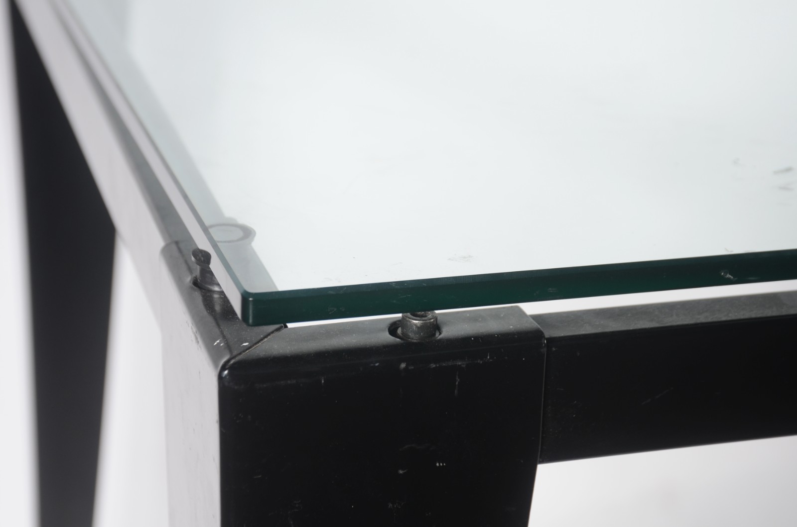 Mesa auxiliar moderna com base de metal preto e tampo feitio... - foto 7 de 8