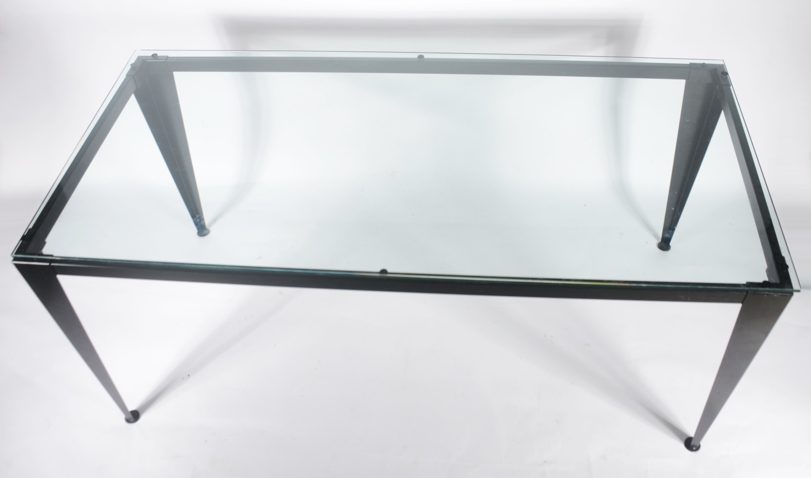 Mesa auxiliar moderna com base de metal preto e tampo feitio... - foto 3 de 8