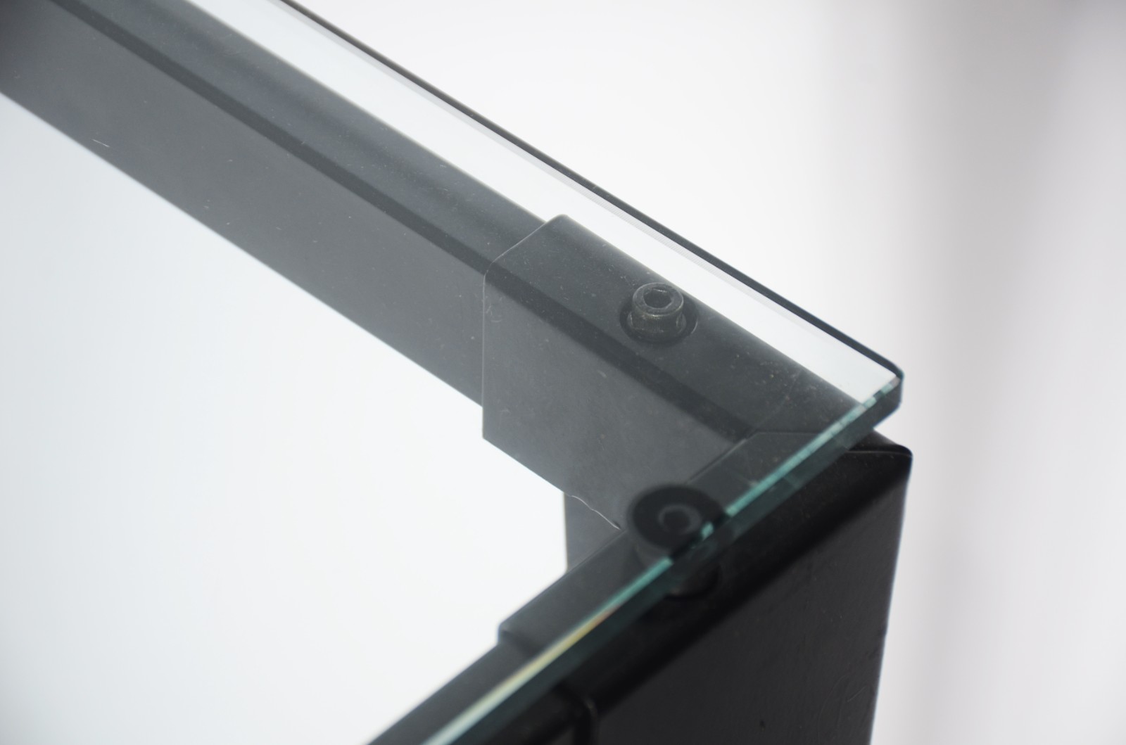 Mesa auxiliar moderna com base de metal preto e tampo feitio... - foto 8 de 8