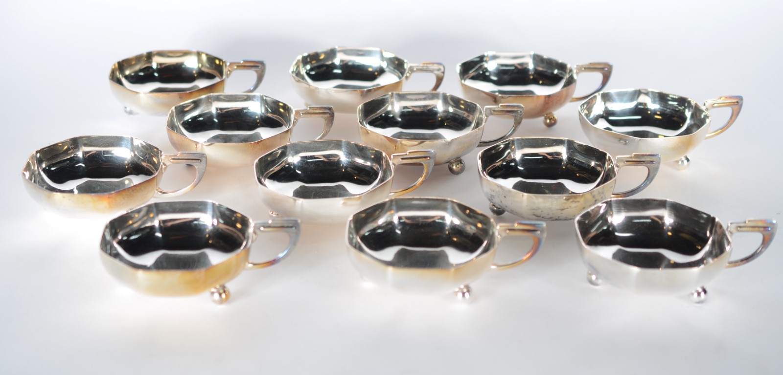 Conjunto com 12 taças para sorvete de metal prateado. - foto 1 de 3