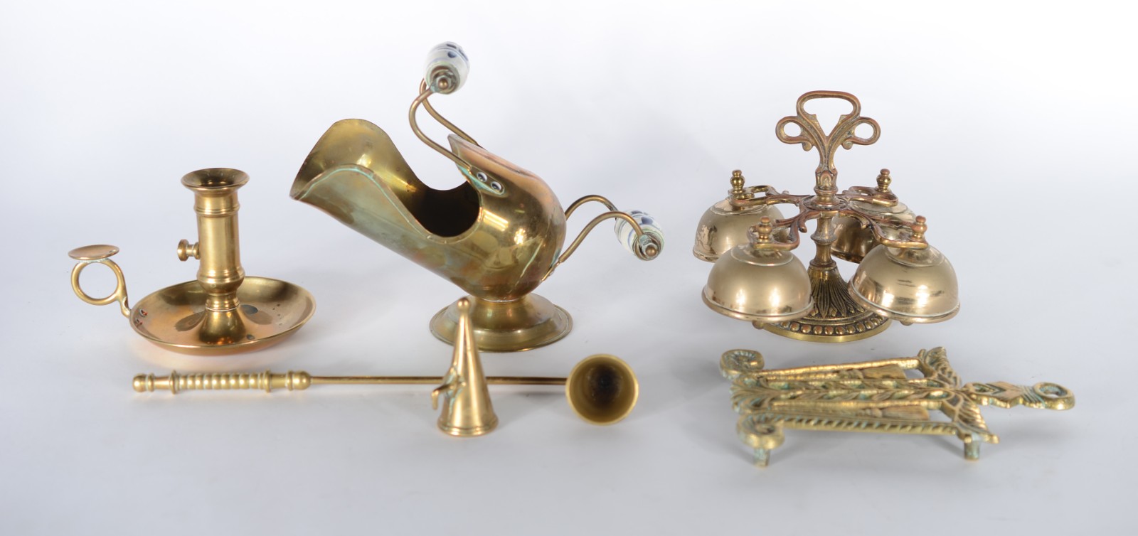 Quatro peças diversas de metal dourado, sendo: castiçal com apagador... - foto 1 de 6