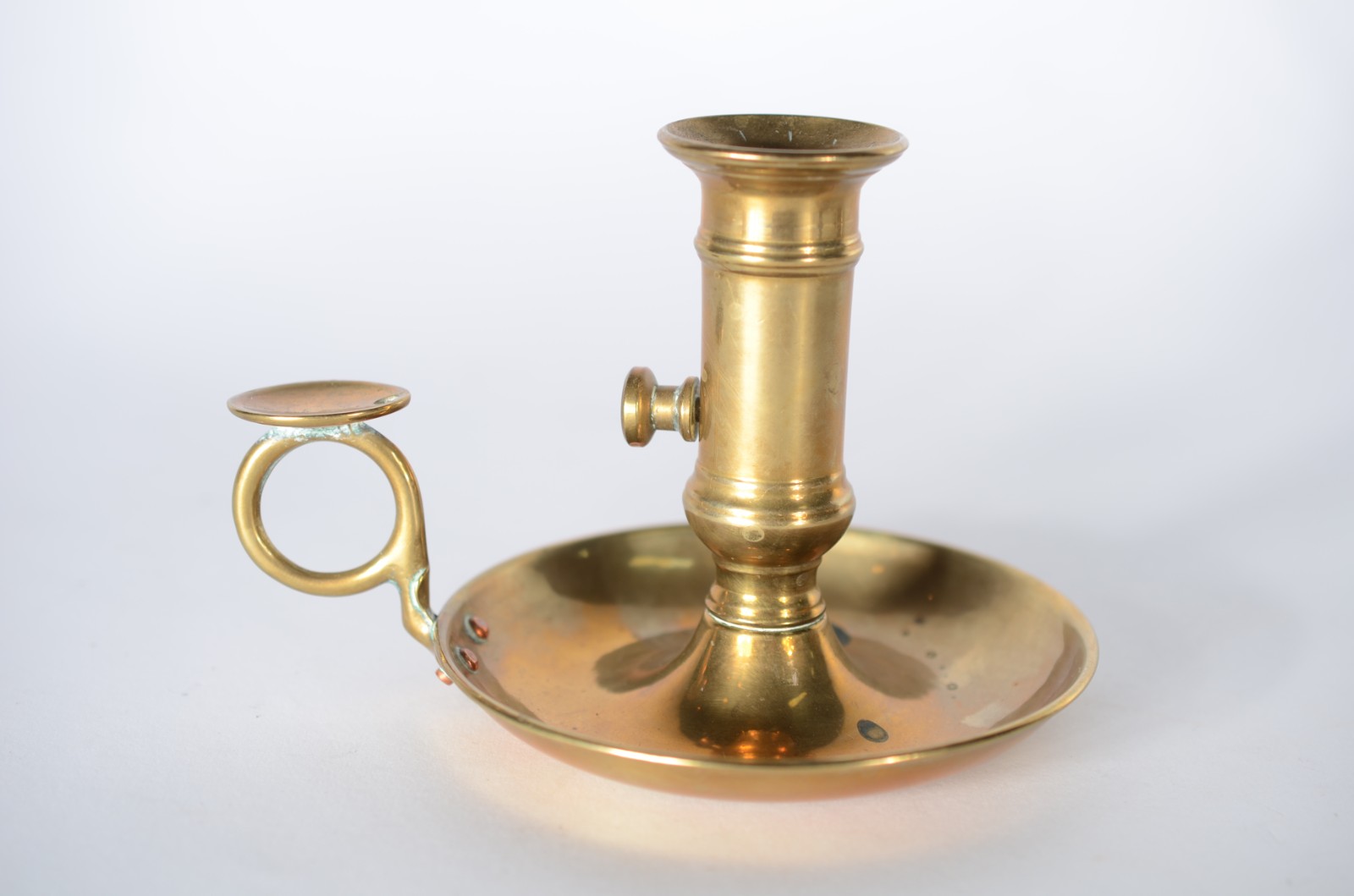 Quatro peças diversas de metal dourado, sendo: castiçal com apagador... - foto 2 de 6