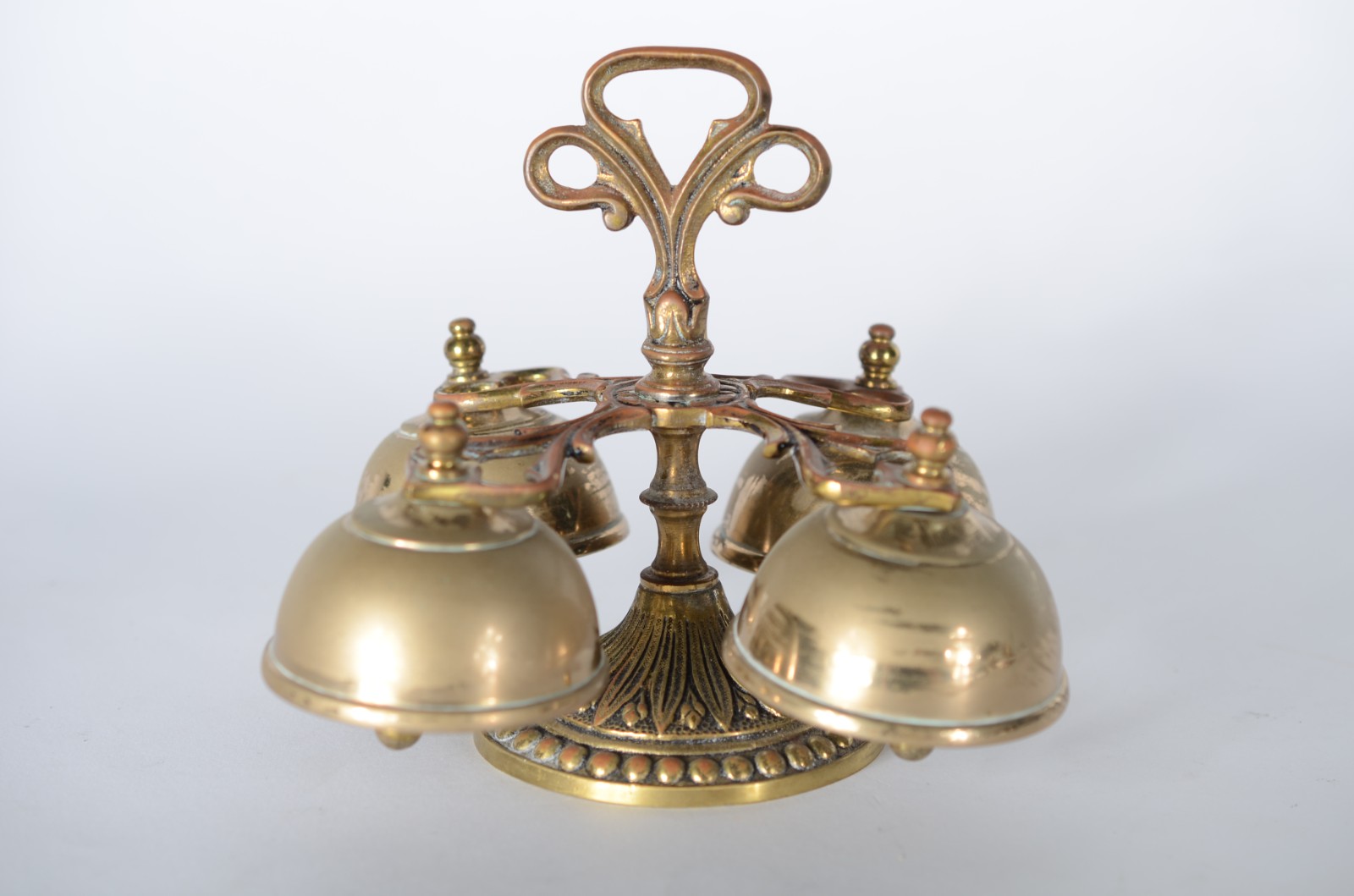 Quatro peças diversas de metal dourado, sendo: castiçal com apagador... - foto 4 de 6