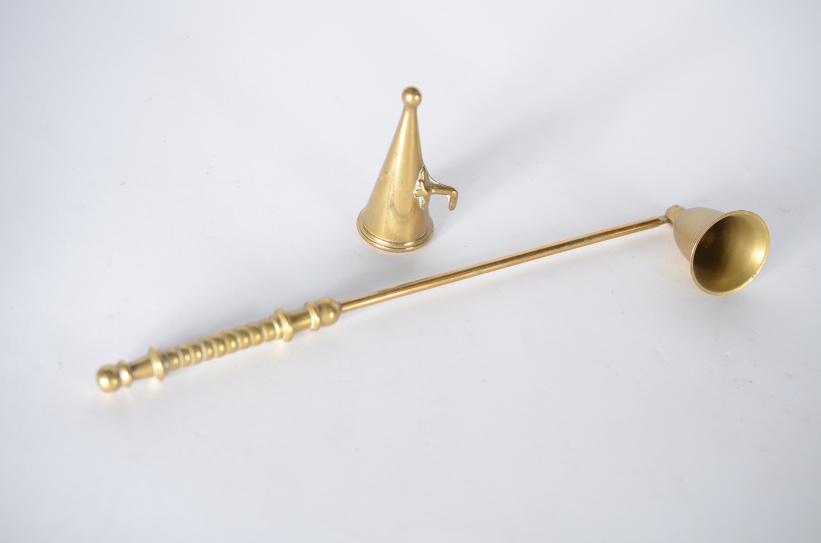 Quatro peças diversas de metal dourado, sendo: castiçal com apagador... - foto 5 de 6