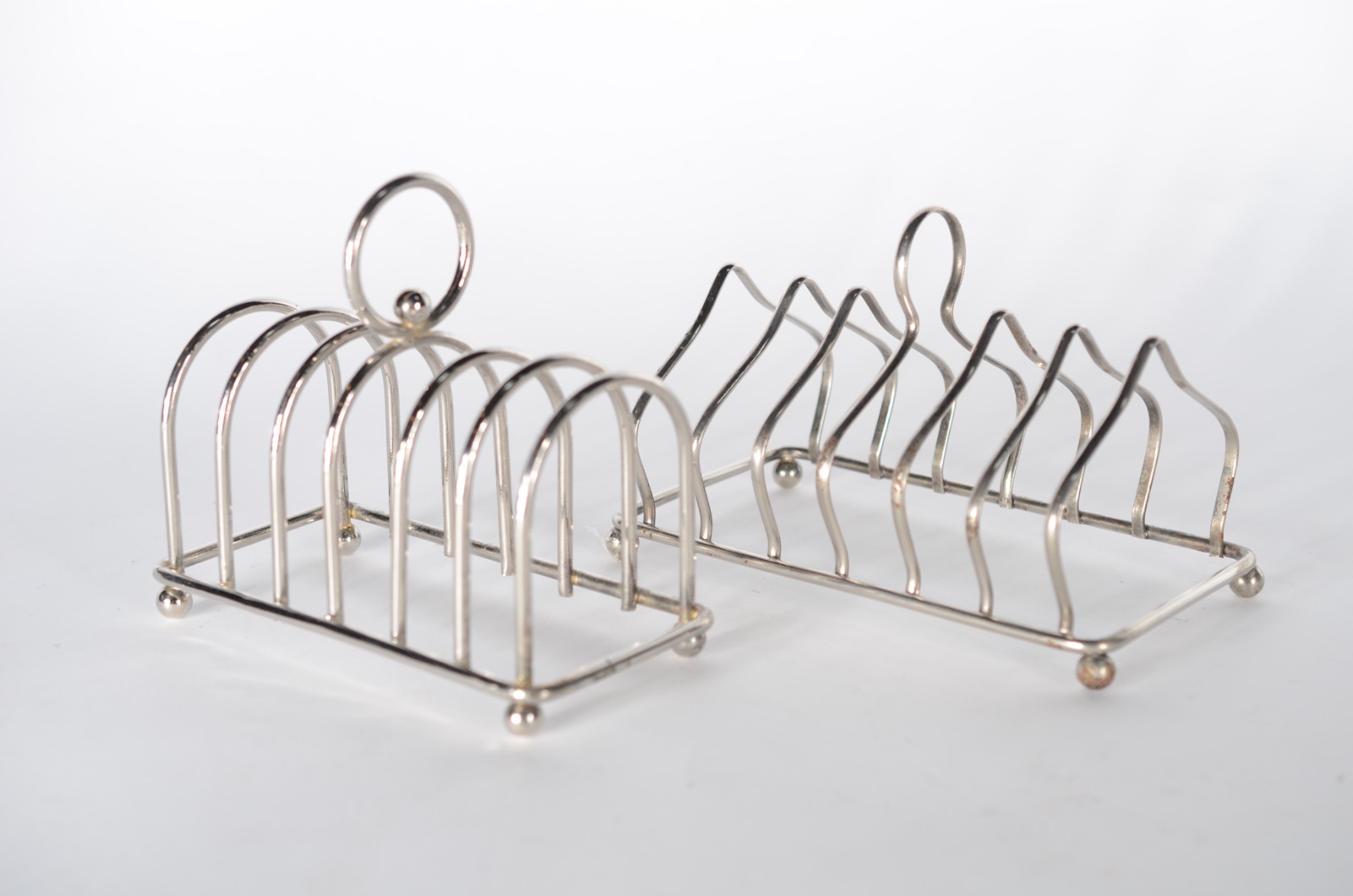 Diversas peças de metal prateado, composto de: 2 porta torradas; 2... - foto 2 de 6