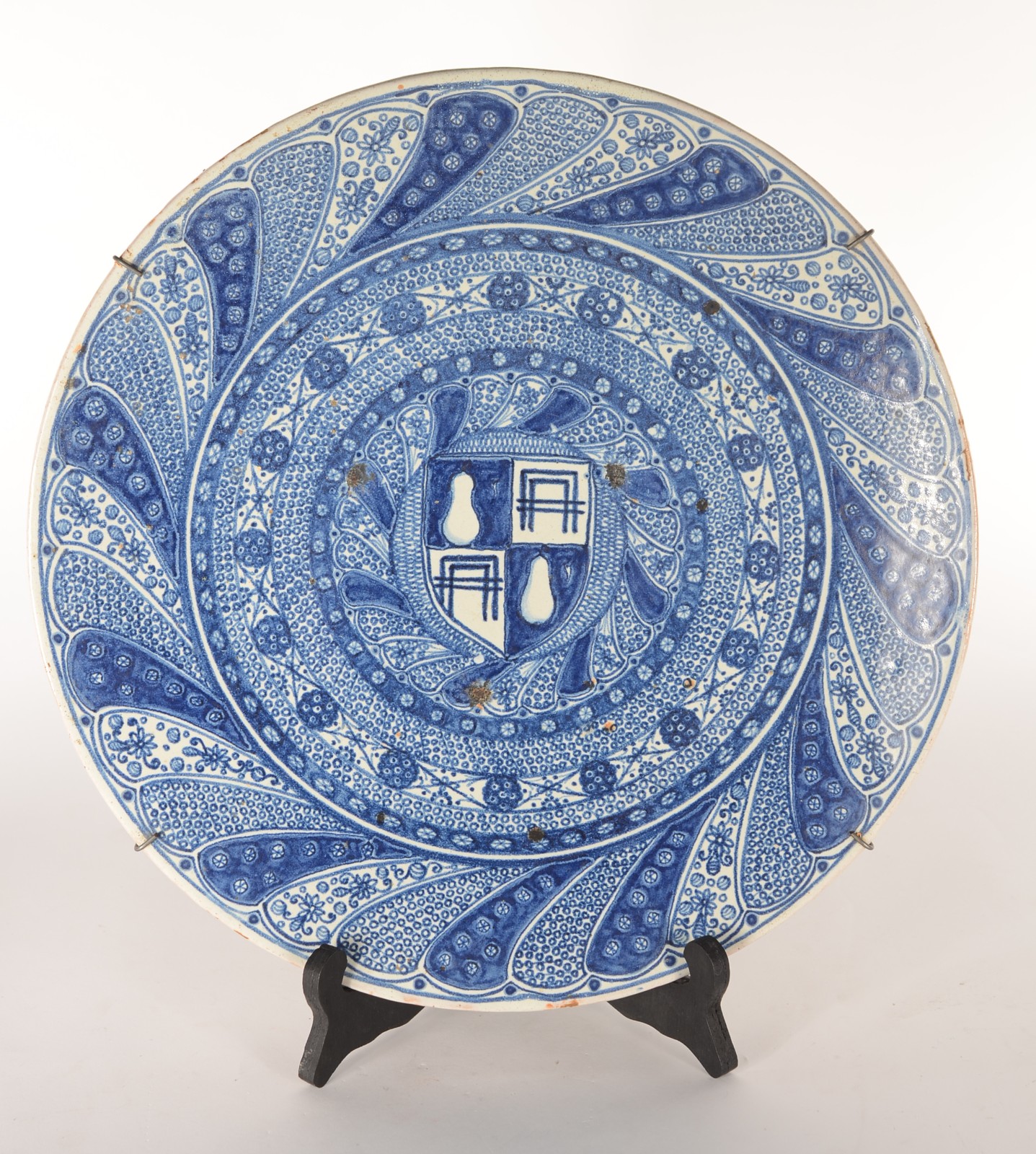 Medalhão de faiança Martinez azul e branco. Falhas na cerâmica. - foto 1 de 5