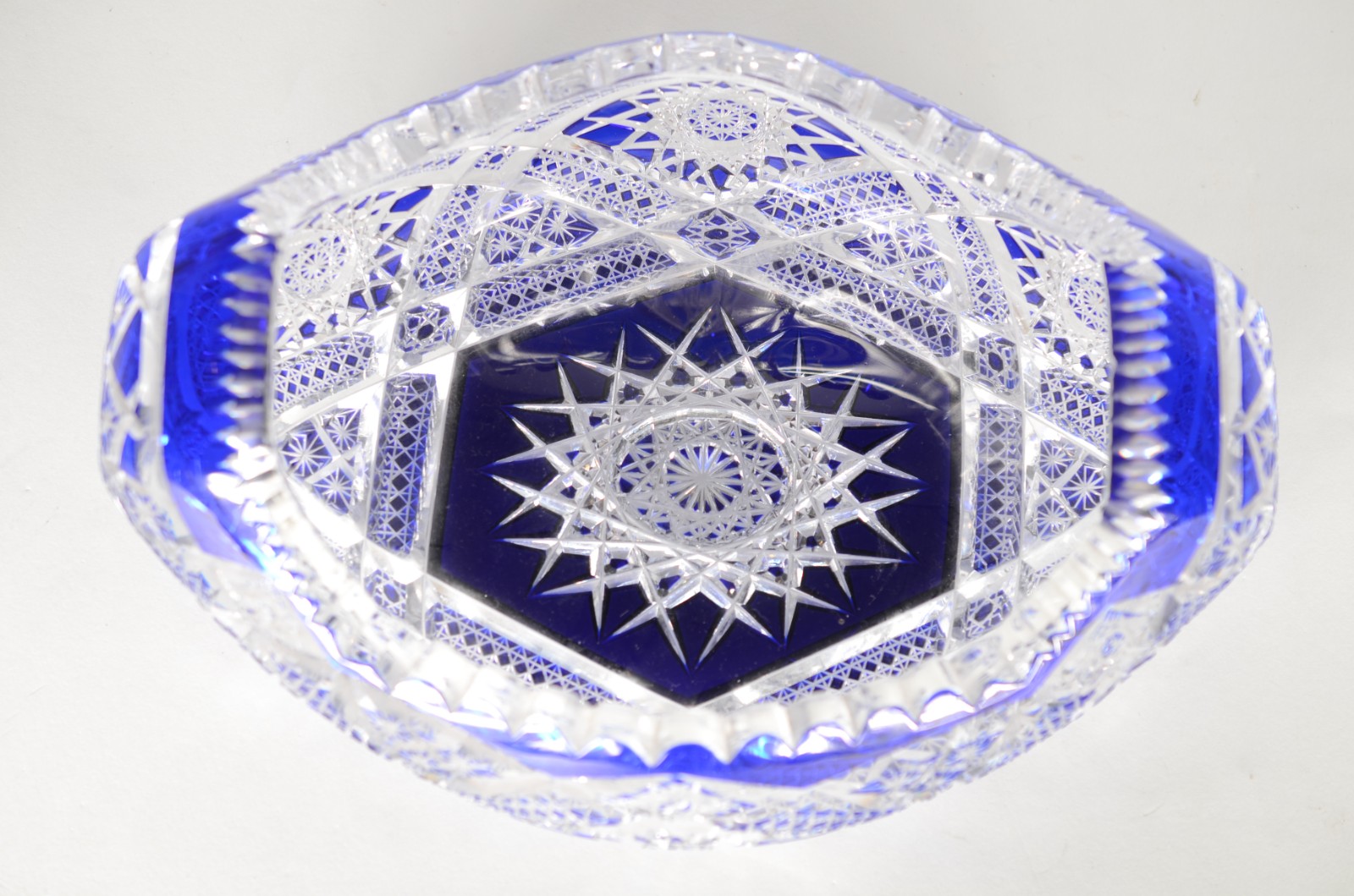 Floreira de cristal europeu lapidado doublé azul, feitio gôndola... - foto 3 de 8