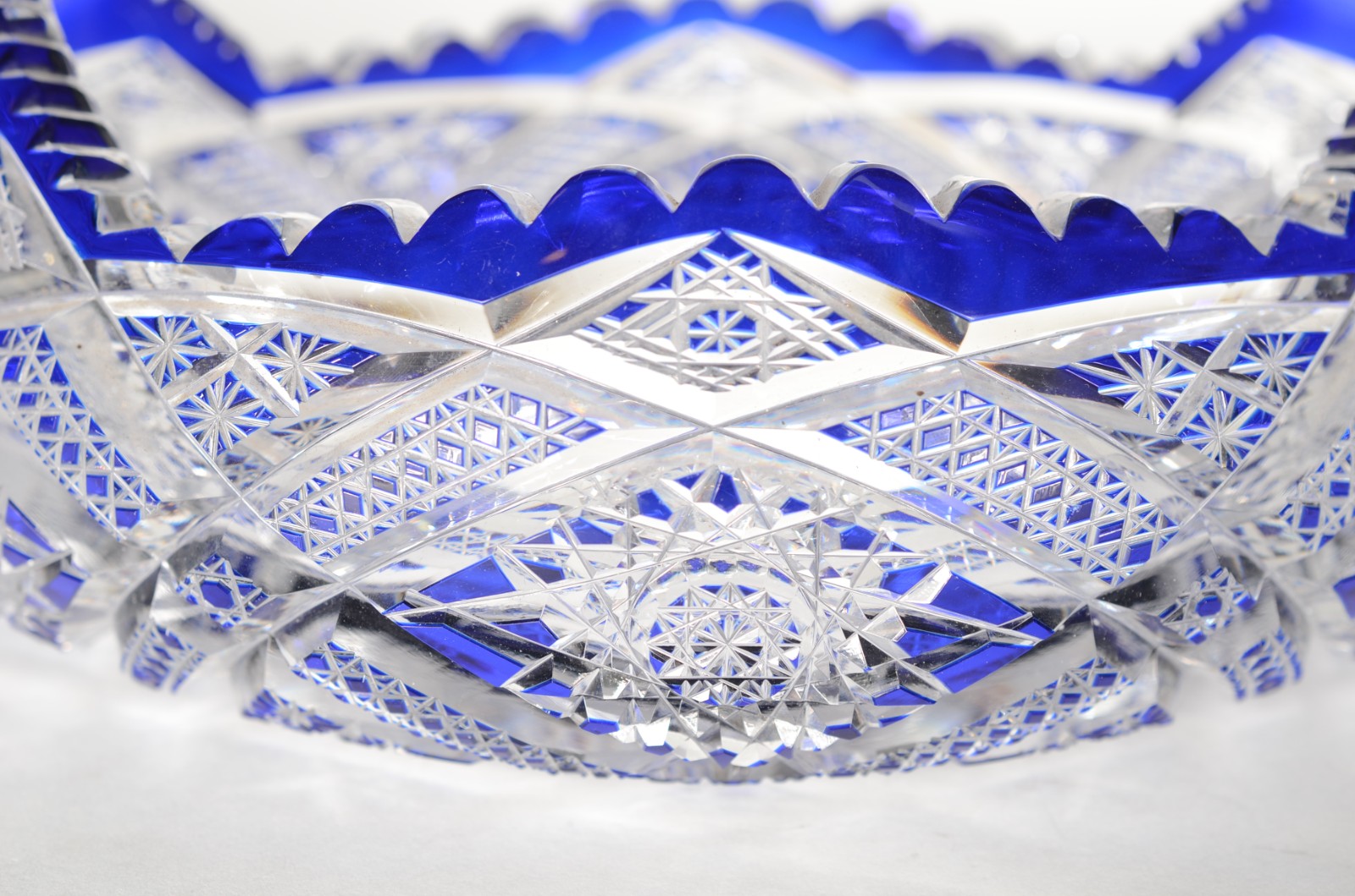Floreira de cristal europeu lapidado doublé azul, feitio gôndola... - foto 2 de 8