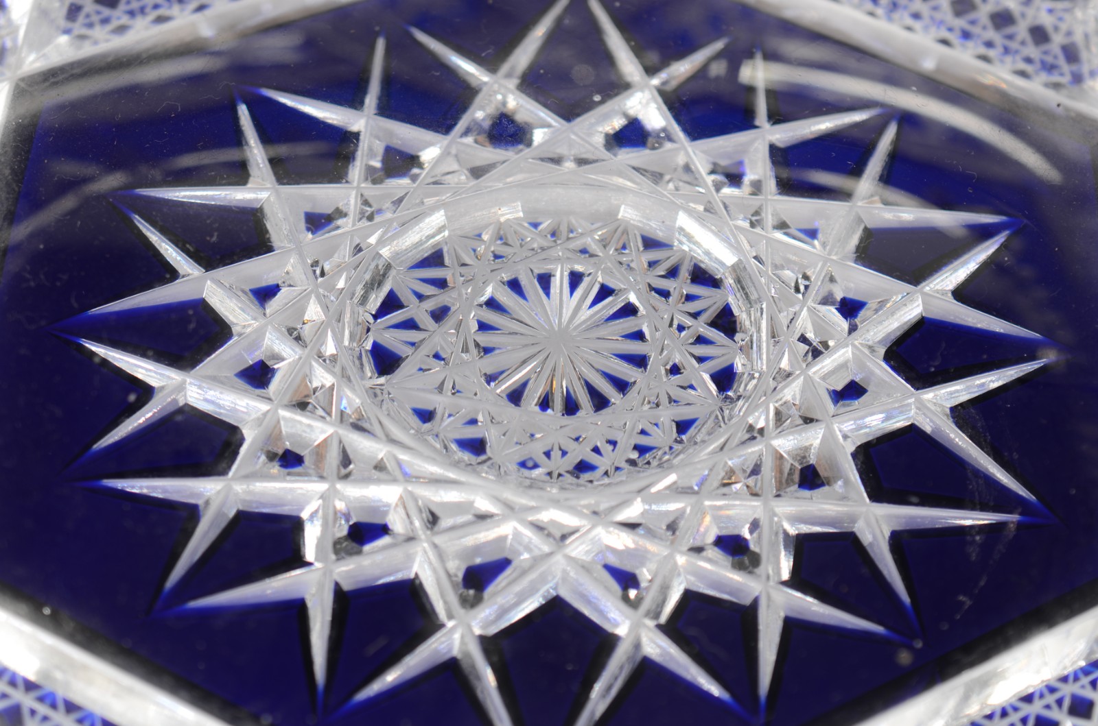 Floreira de cristal europeu lapidado doublé azul, feitio gôndola... - foto 4 de 8