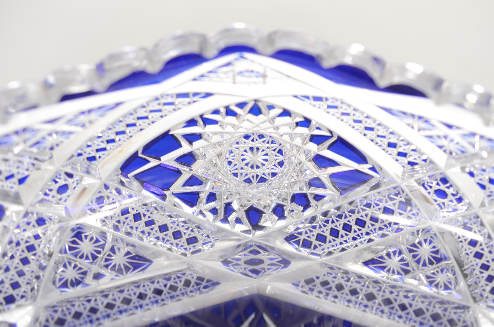 Floreira de cristal europeu lapidado doublé azul, feitio gôndola... - foto 5 de 8