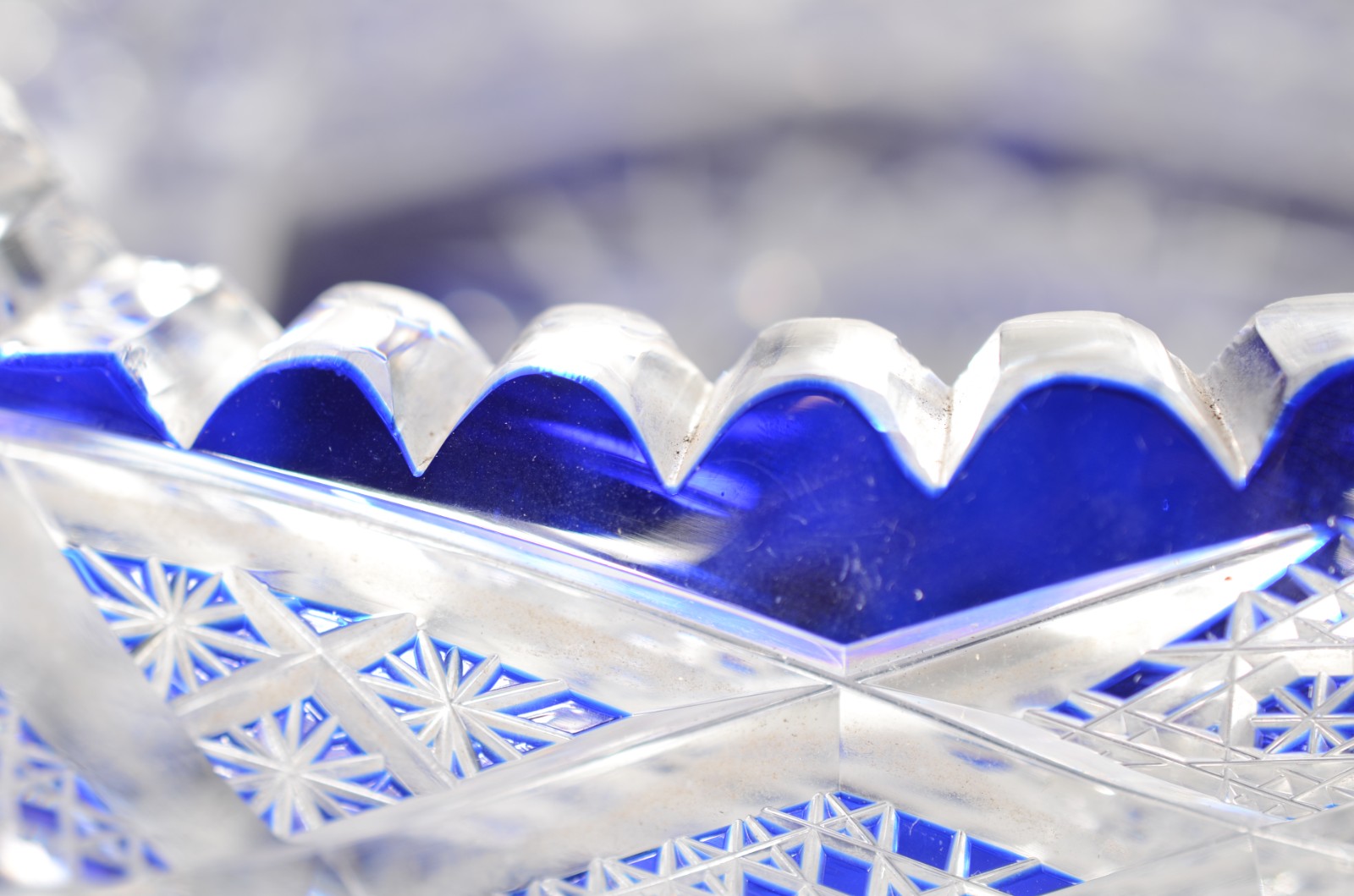 Floreira de cristal europeu lapidado doublé azul, feitio gôndola... - foto 6 de 8