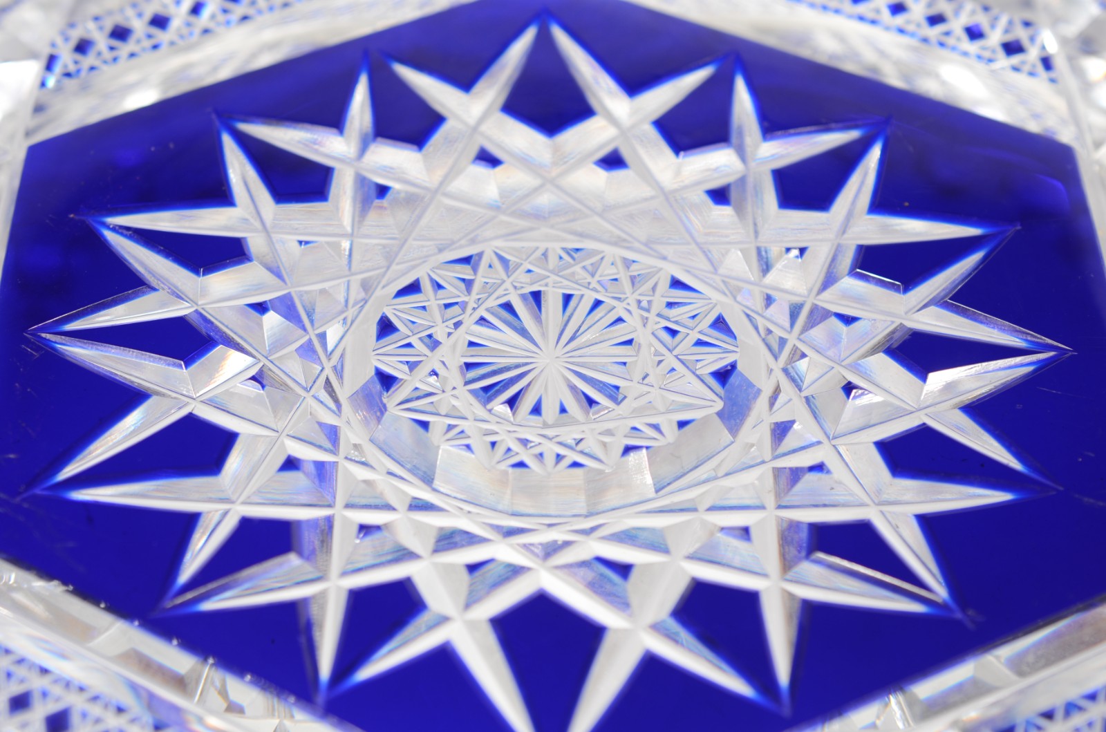 Floreira de cristal europeu lapidado doublé azul, feitio gôndola... - foto 8 de 8