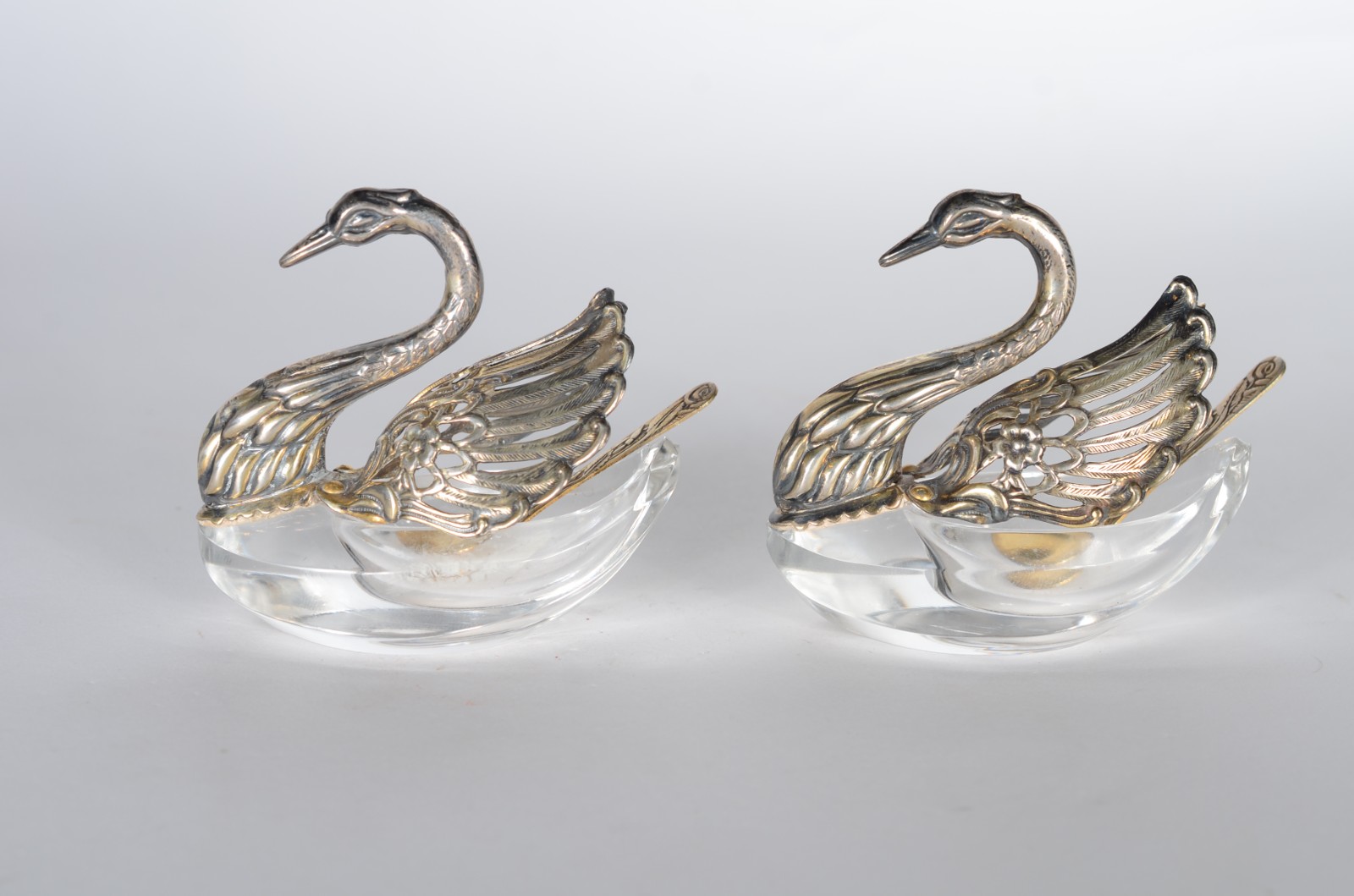 Par de saleiros de cristal na forma de cisnes com guarnição de prata... - foto 1 de 11