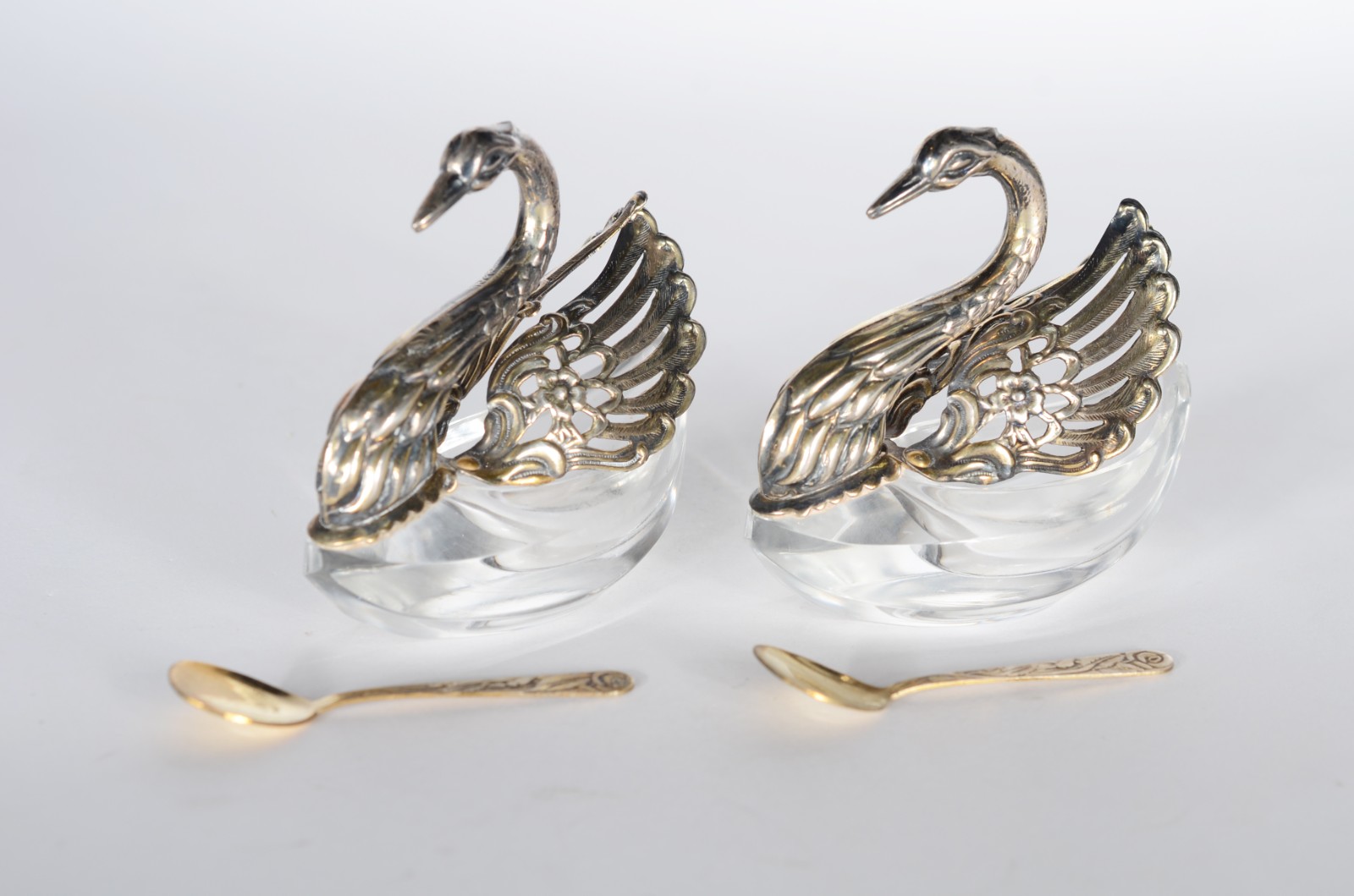 Par de saleiros de cristal na forma de cisnes com guarnição de prata... - foto 3 de 11