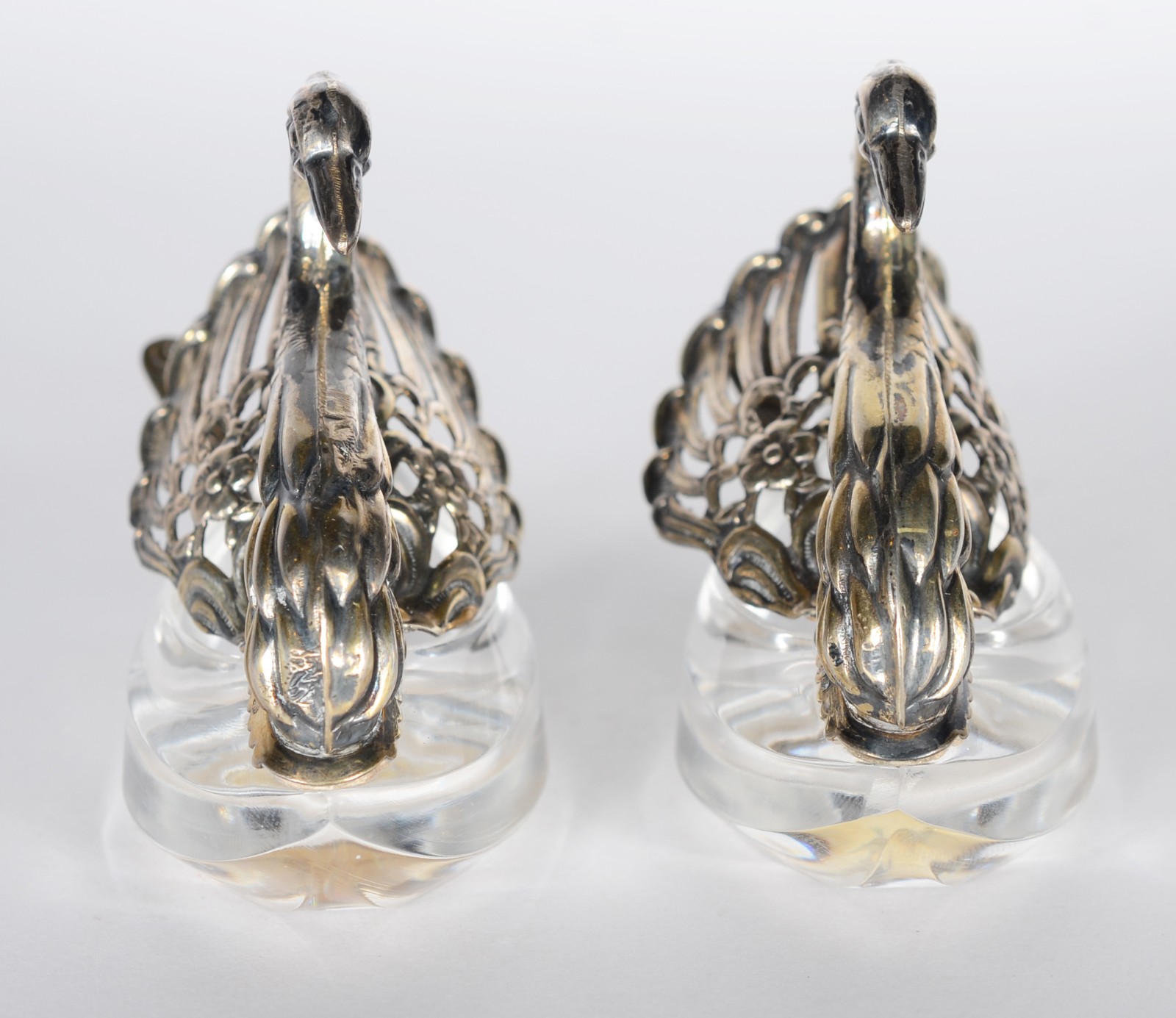 Par de saleiros de cristal na forma de cisnes com guarnição de prata... - foto 5 de 11