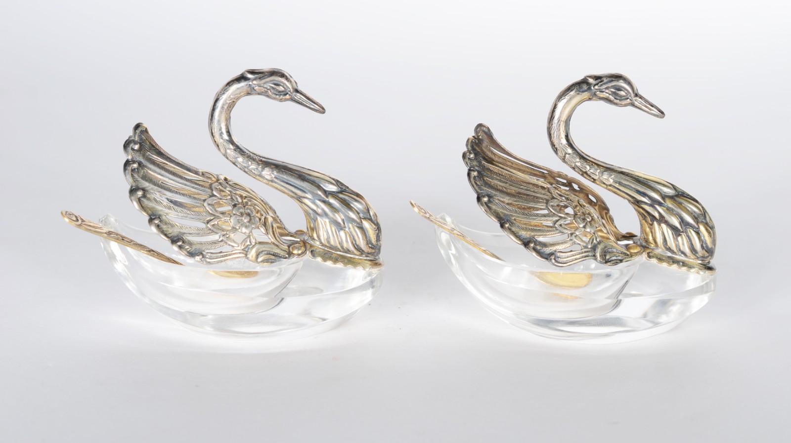 Par de saleiros de cristal na forma de cisnes com guarnição de prata... - foto 2 de 11