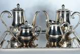 Wolff (1894),  - Baixela para chá e café de metal prateado Wolff composto de 2 bules, leiteira, açucareiro e bandeja, total de 5 peças. Bandeja com uma das alças solta