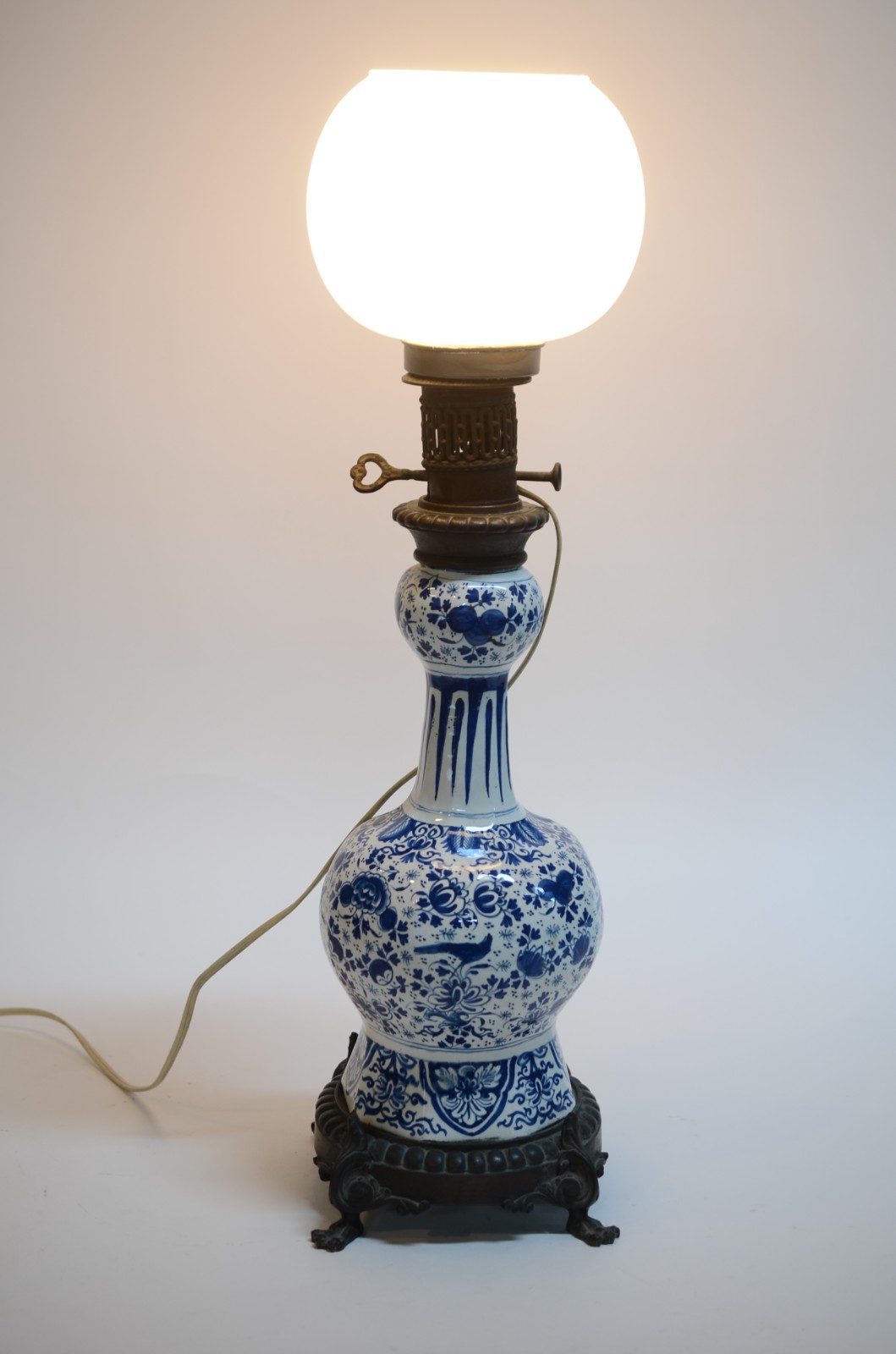Abatjour de porcelana holandesa Delft nas cores azul e branca. Cúpula... - foto 2 de 5