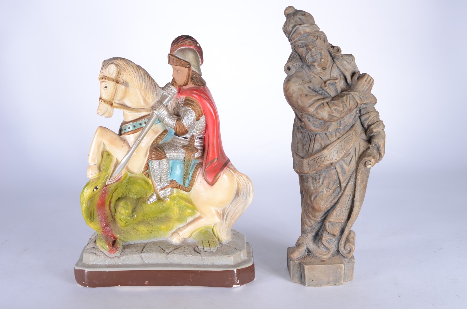 Duas peças sacras, sendo: São Jorge de gesso policromada e escultura... - foto 1 de 9