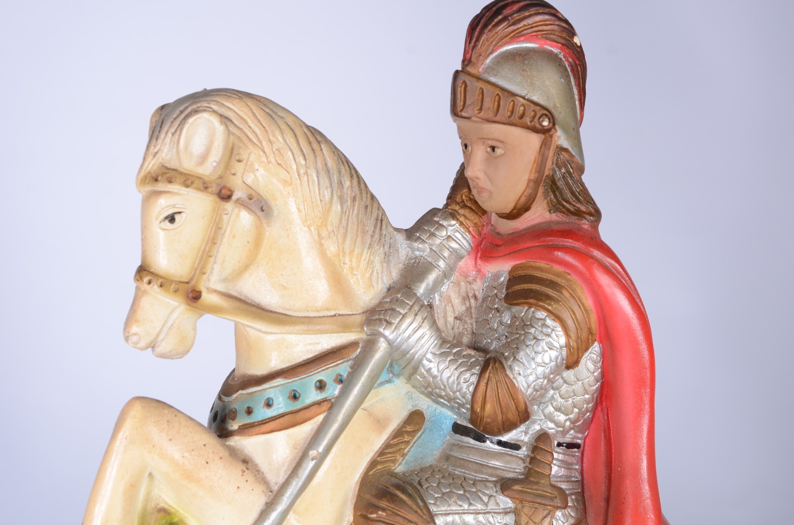 Duas peças sacras, sendo: São Jorge de gesso policromada e escultura... - foto 2 de 9