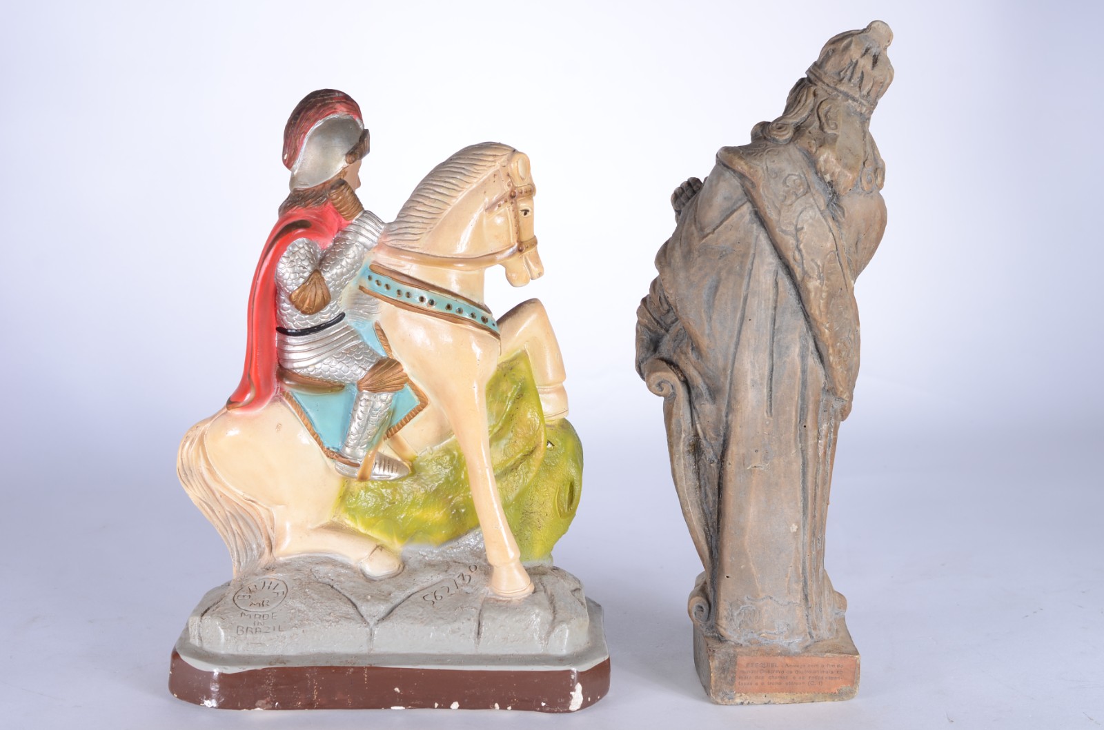 Duas peças sacras, sendo: São Jorge de gesso policromada e escultura... - foto 4 de 9