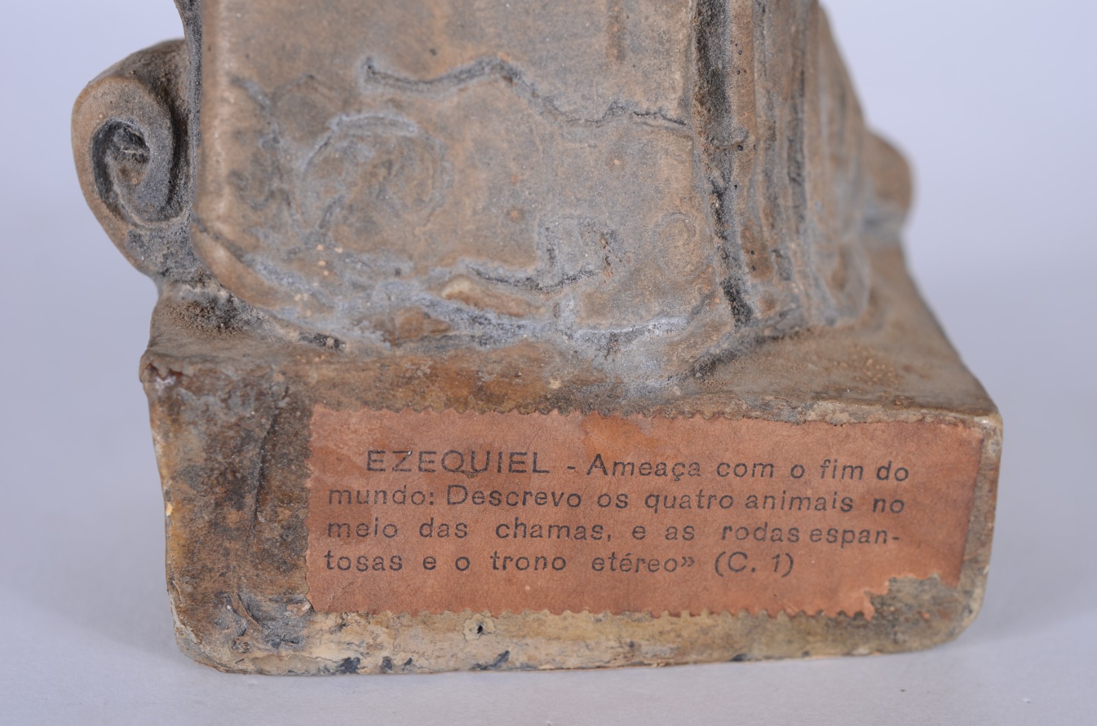Duas peças sacras, sendo: São Jorge de gesso policromada e escultura... - foto 5 de 9