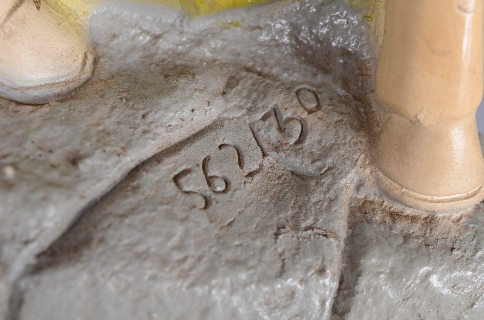 Duas peças sacras, sendo: São Jorge de gesso policromada e escultura... - foto 7 de 9