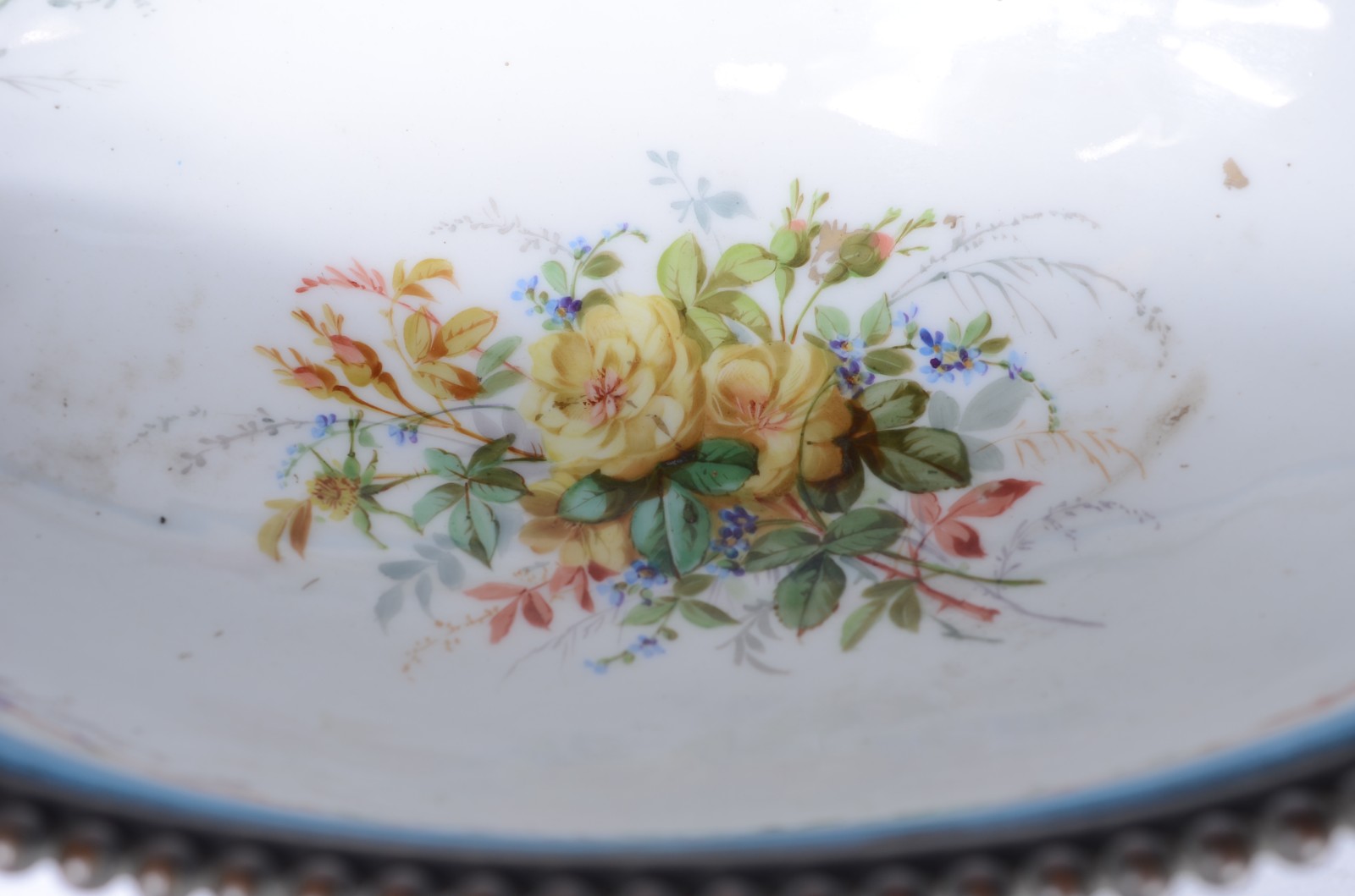 Fruteira de porcelana francesa de Sèvres, decorada com figuras de... - foto 4 de 8