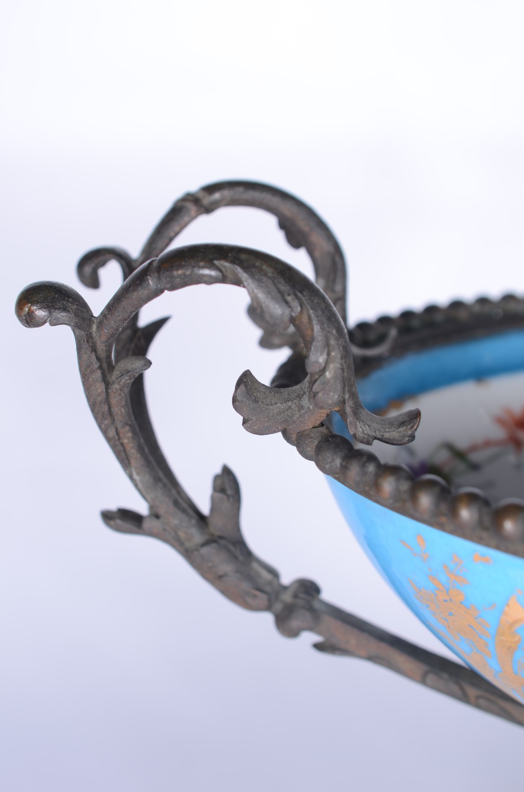 Fruteira de porcelana francesa de Sèvres, decorada com figuras de... - foto 5 de 8