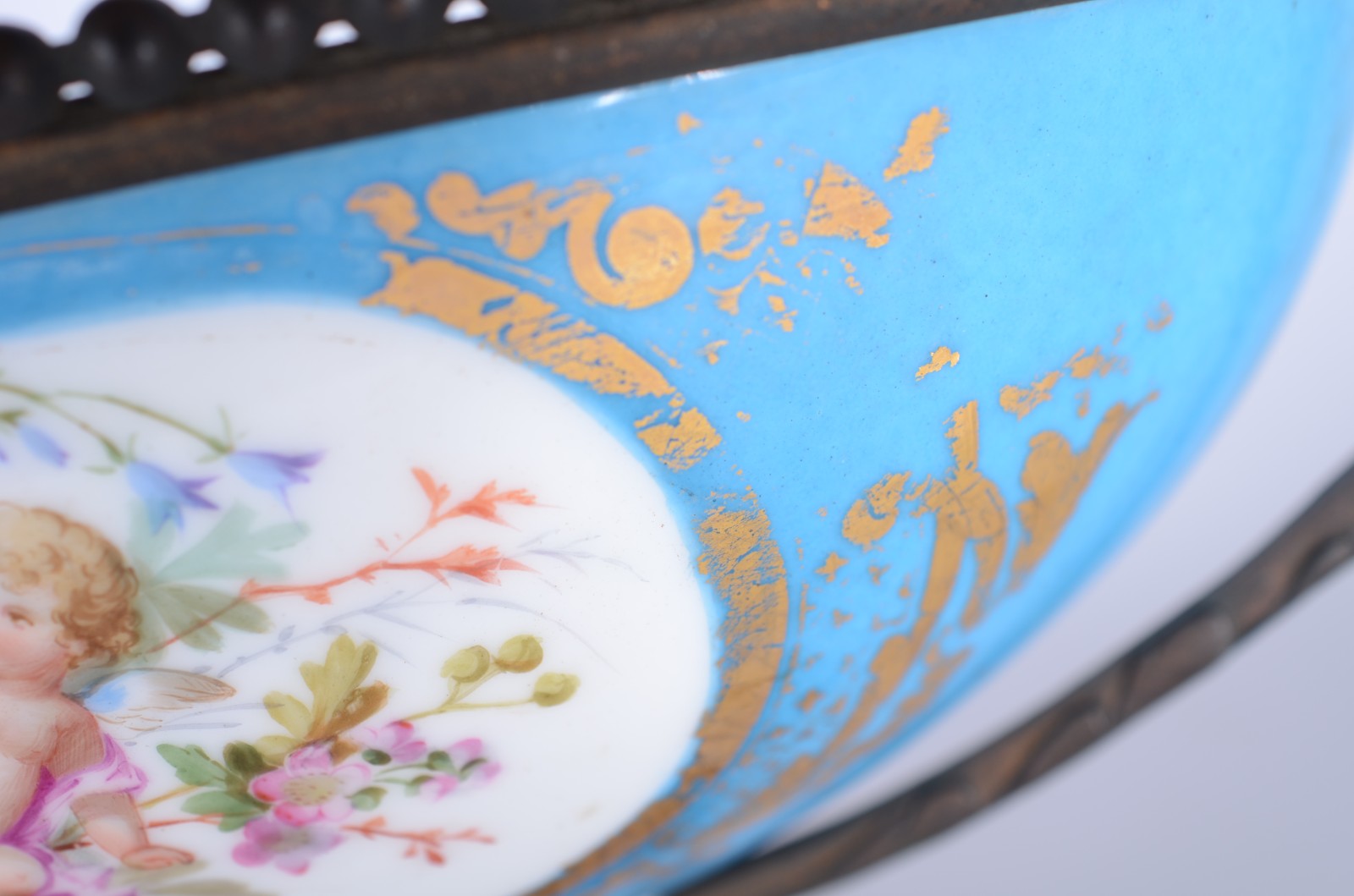 Fruteira de porcelana francesa de Sèvres, decorada com figuras de... - foto 6 de 8