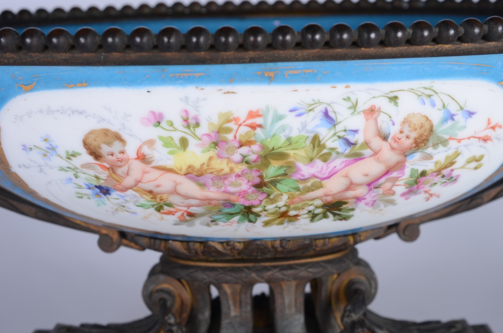 Fruteira de porcelana francesa de Sèvres, decorada com figuras de... - foto 7 de 8