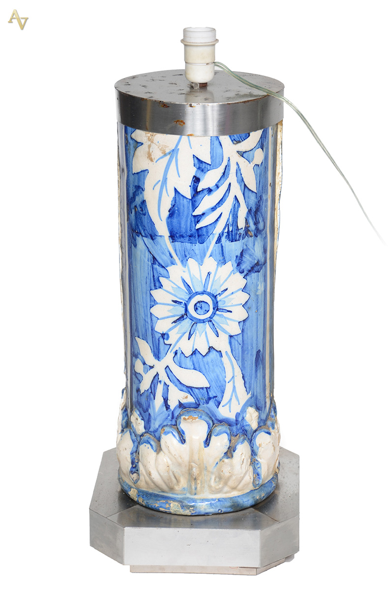 Abajour de antiga louça portuguesa com flores em azul e branco e... - foto 1 de 2