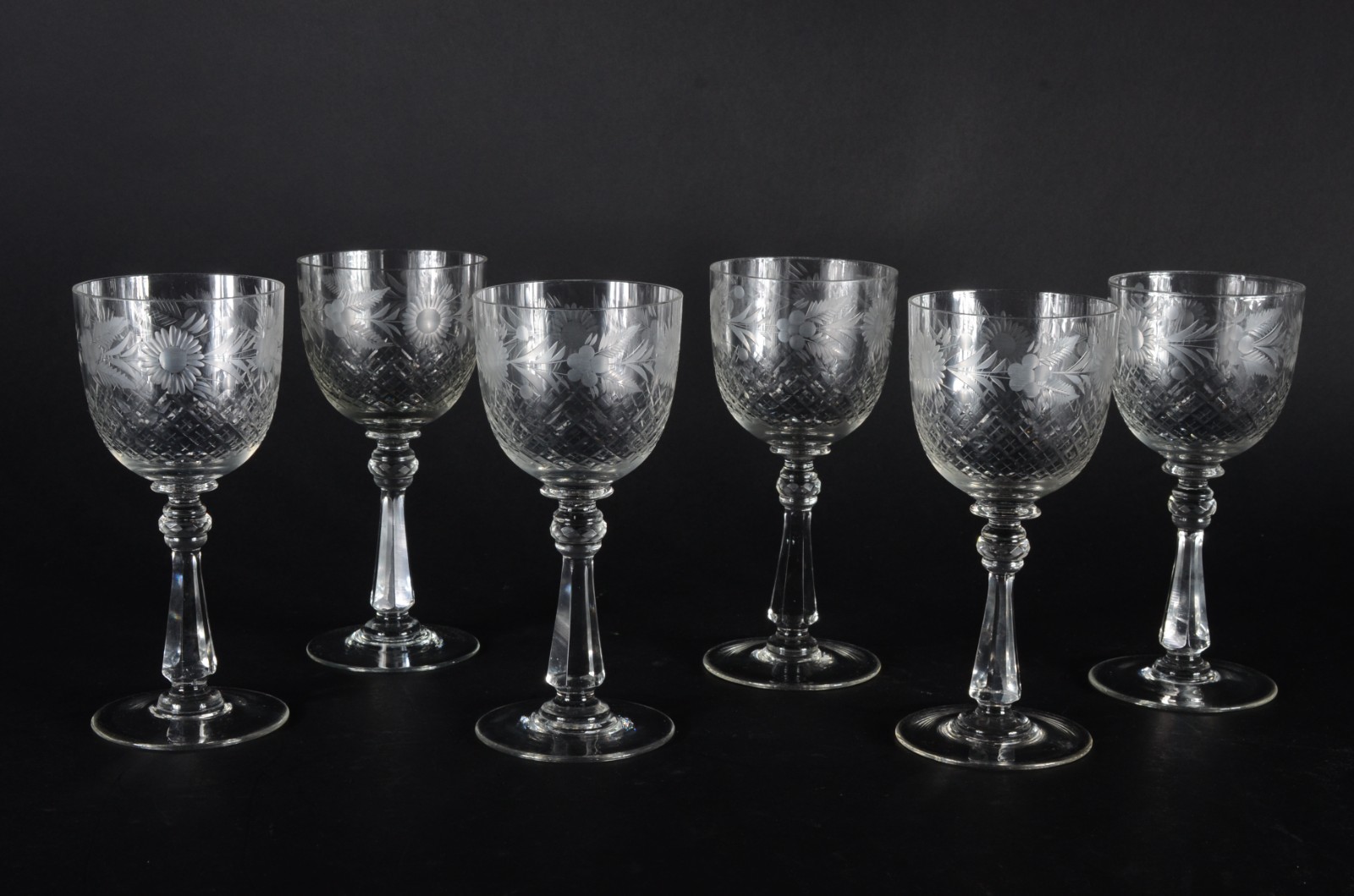 Conjunto com 6 taças para vinho de cristal lapidado. - foto 1 de 7