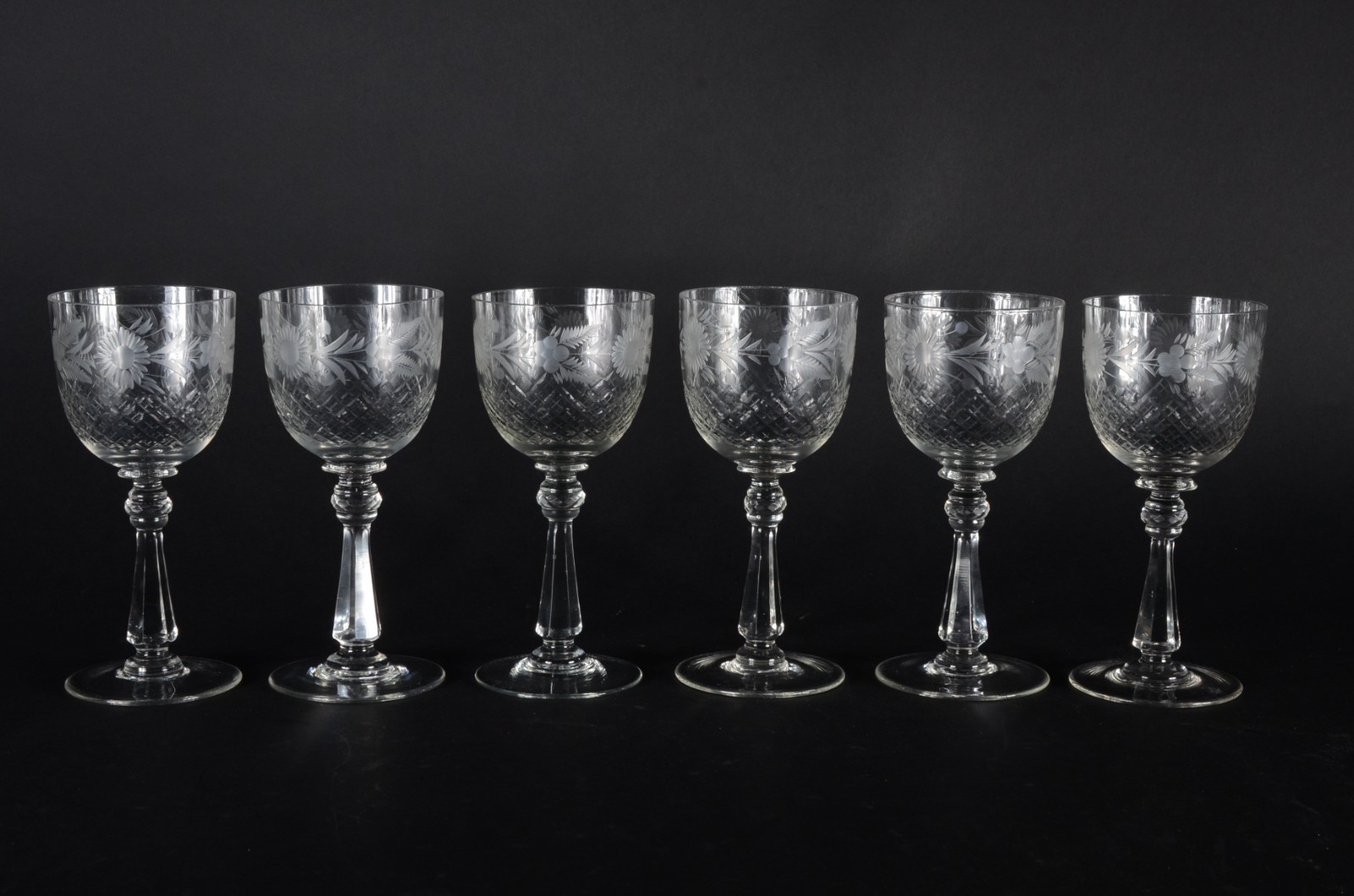 Conjunto com 6 taças para vinho de cristal lapidado. - foto 2 de 7
