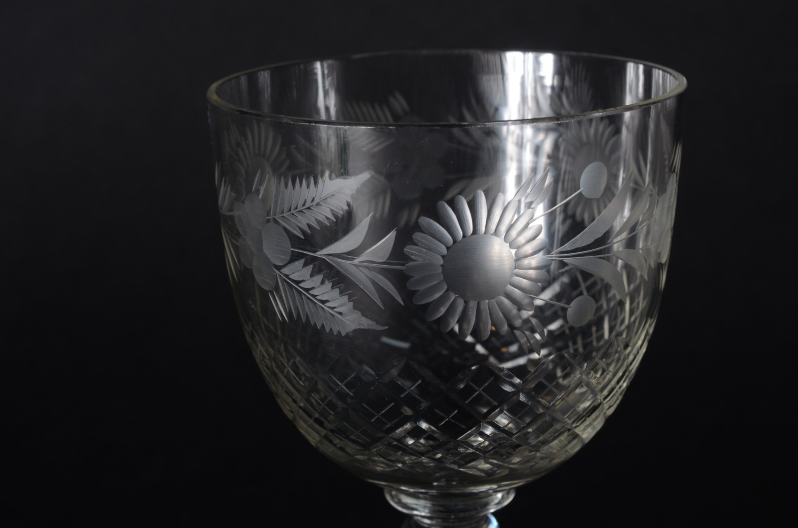 Conjunto com 6 taças para vinho de cristal lapidado. - foto 4 de 7