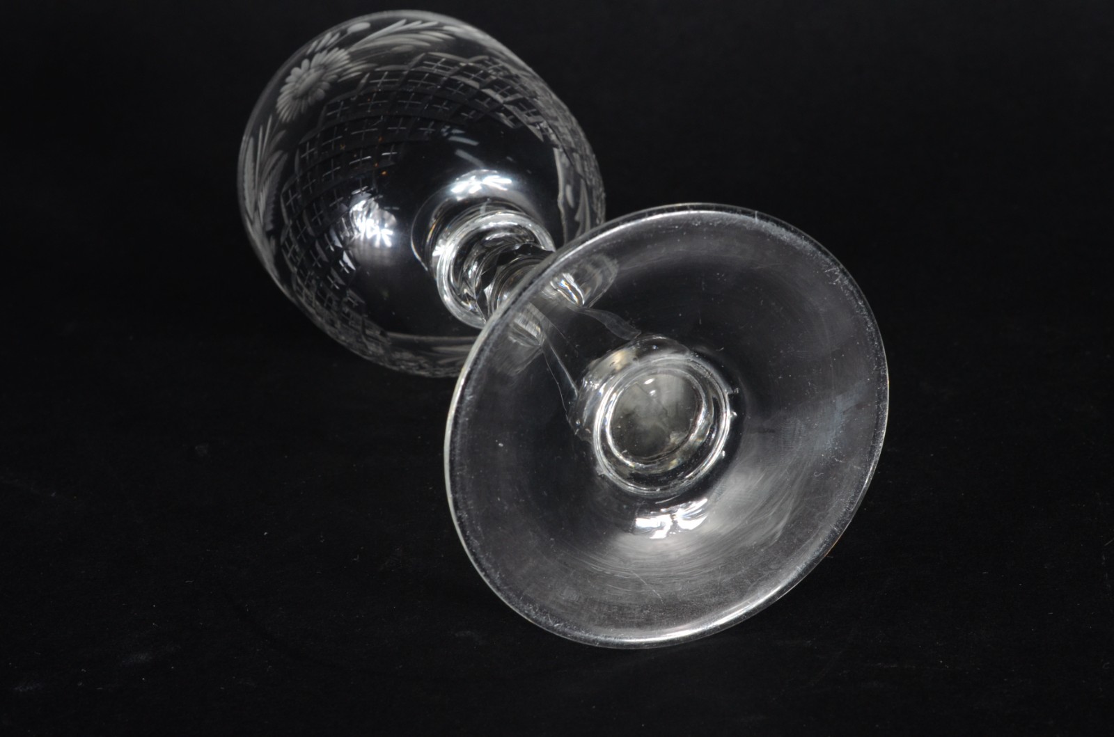 Conjunto com 6 taças para vinho de cristal lapidado. - foto 5 de 7