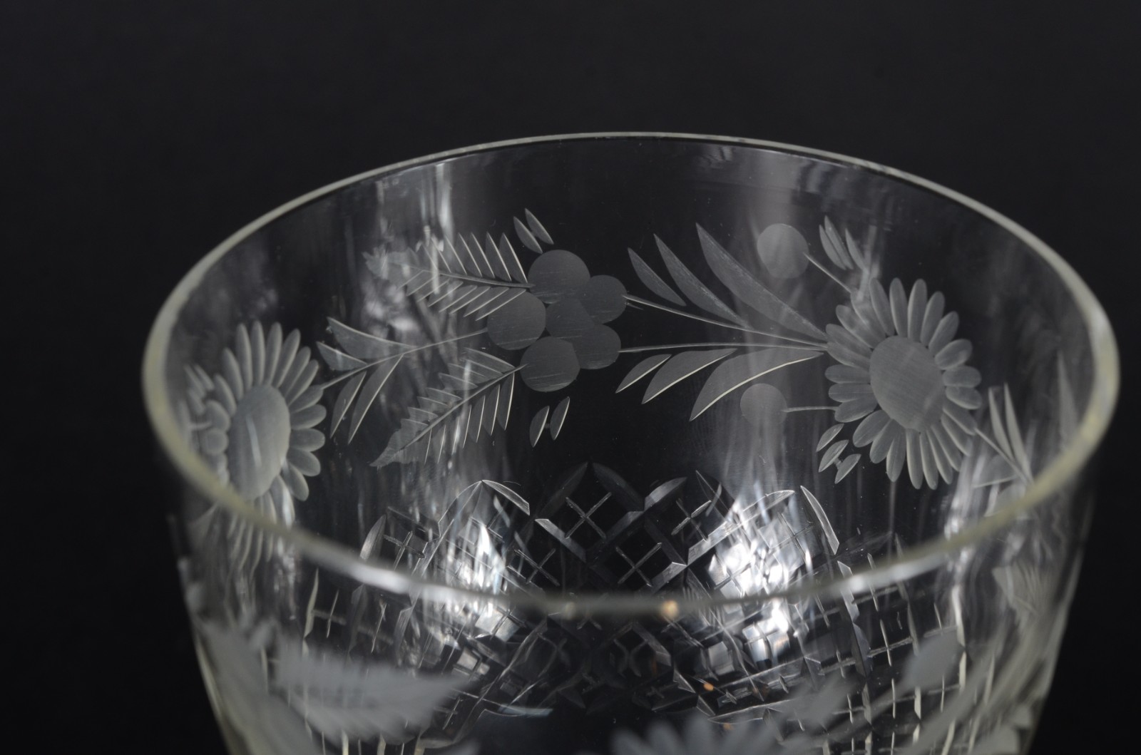 Conjunto com 6 taças para vinho de cristal lapidado. - foto 6 de 7