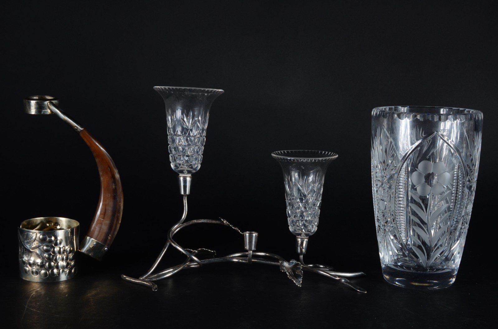 Três peças diversas, sendo: vaso de cristal, floreira de metal com 2... - foto 1 de 11