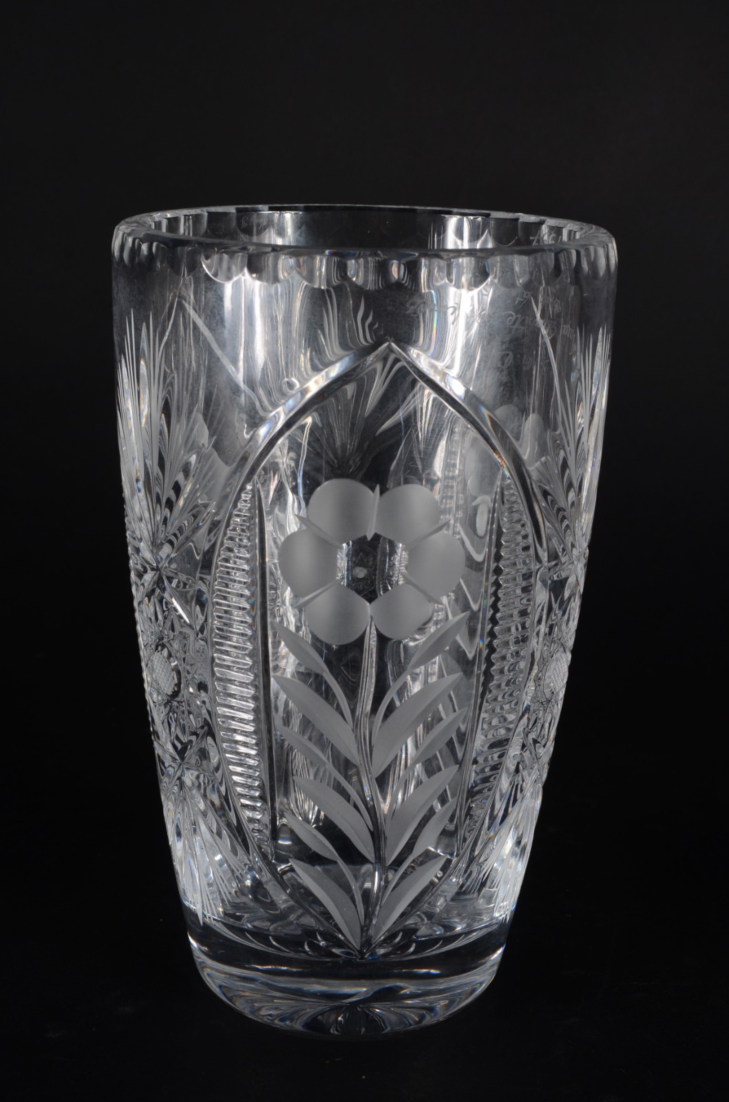Três peças diversas, sendo: vaso de cristal, floreira de metal com 2... - foto 2 de 11
