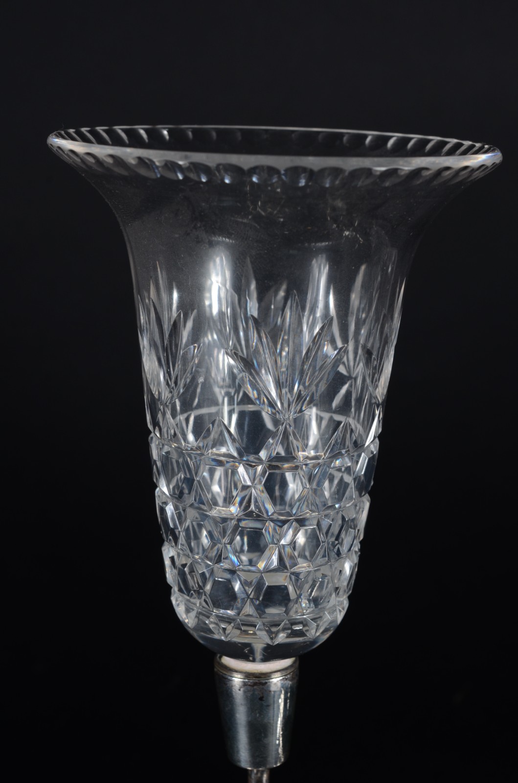 Três peças diversas, sendo: vaso de cristal, floreira de metal com 2... - foto 3 de 11