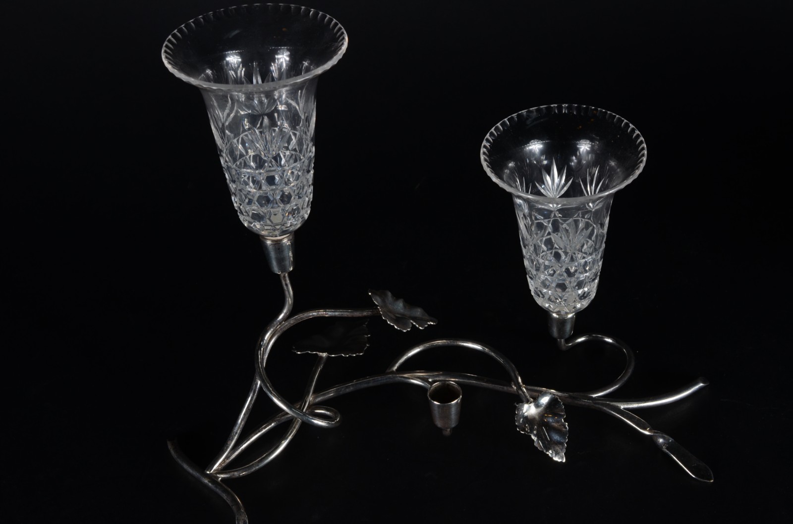 Três peças diversas, sendo: vaso de cristal, floreira de metal com 2... - foto 4 de 11