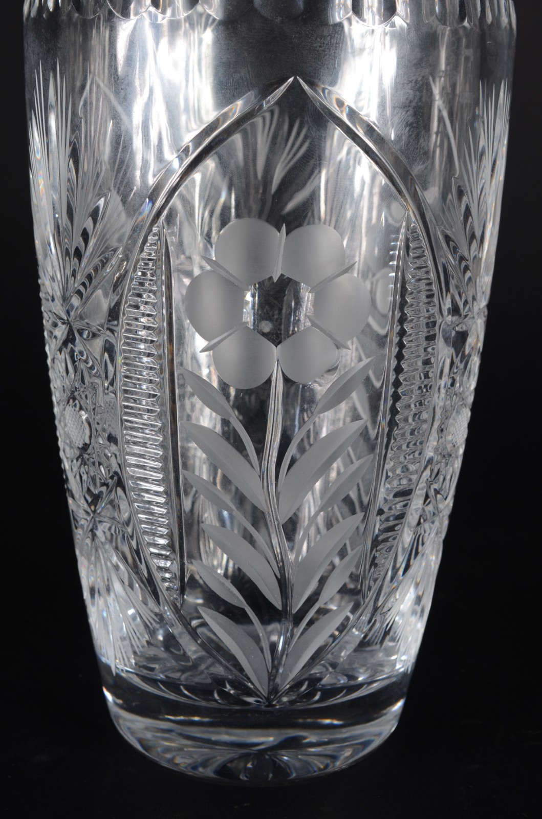 Três peças diversas, sendo: vaso de cristal, floreira de metal com 2... - foto 5 de 11