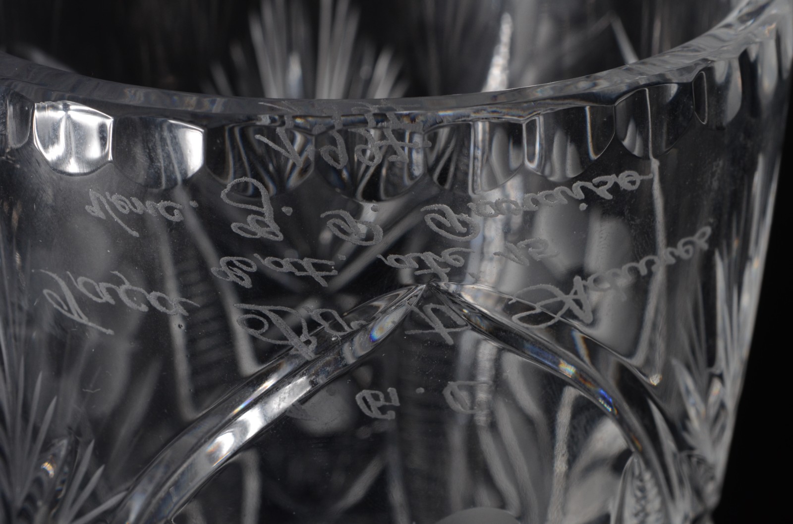 Três peças diversas, sendo: vaso de cristal, floreira de metal com 2... - foto 6 de 11